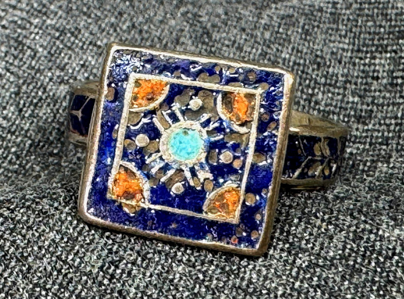 Vintage Pakistani tribal enamel silver Ring: Vintage Pakistani tribal enamel silver Ring. Unmarked. For measures please refer to the pictures taken with a measuring tape. Weight: 4.60 Grams IN HOUSE FLAT SHIPPING & HANDLING COST WITHIN ALL THE U