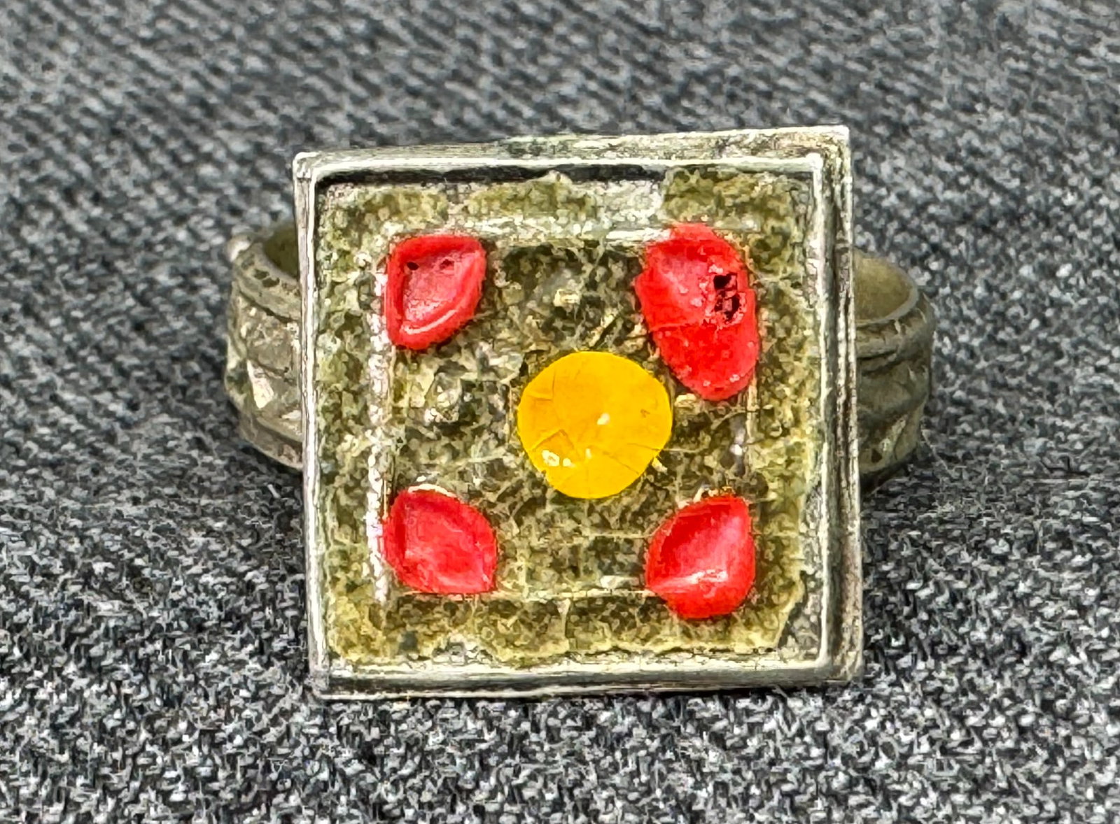 Vintage Pakistani tribal enamel silver Ring: Vintage Pakistani tribal enamel silver Ring. Unmarked. For measures please refer to the pictures taken with a measuring tape. Weight: 4.05 Grams IN HOUSE FLAT SHIPPING & HANDLING COST WITHIN ALL THE U