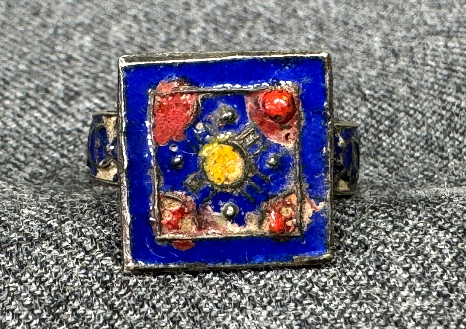 Vintage Pakistani tribal enamel silver Ring: Vintage Pakistani tribal enamel silver Ring. Unmarked. For measures please refer to the pictures taken with a measuring tape. Weight: 3.90 Grams IN HOUSE FLAT SHIPPING & HANDLING COST WITHIN ALL THE U