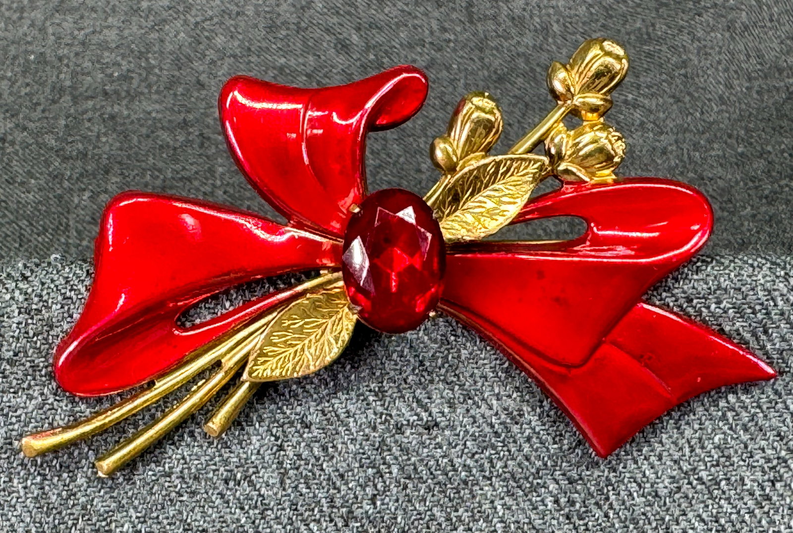 Vintage red crystal enamel gold-toned ribbons in bow bouquet brooch pin. *c: Vintage red crystal enamel gold-toned ribbons in bow bouquet brooch pin. For measures please refer to the pictures taken with a measuring tape. Weight: 15 Grams IN HOUSE FLAT SHIPPING & HANDLING COST