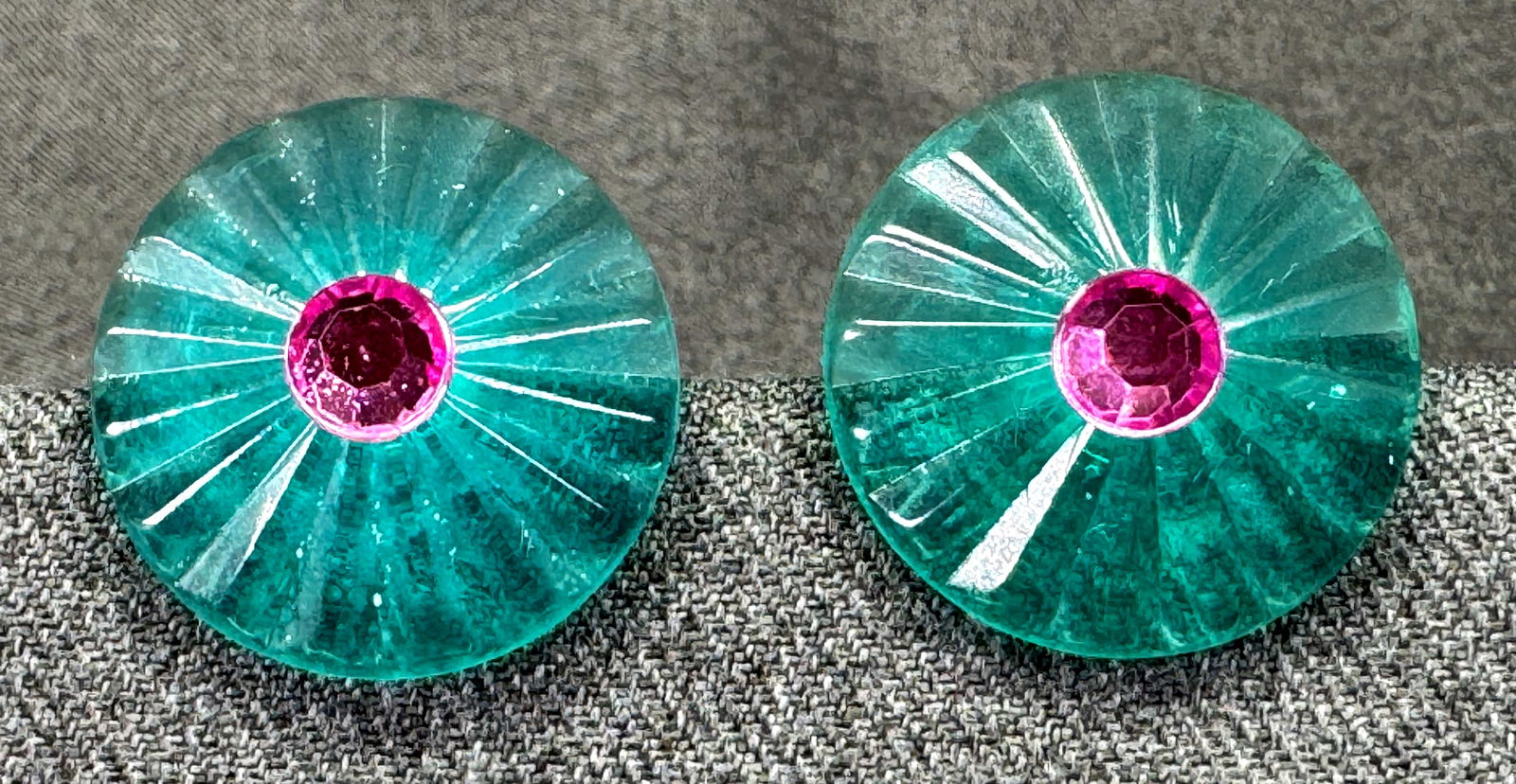 Vintage rose beads juicy teal lucite stud earrings. *c: Vintage rose beads juicy teal lucite stud earrings. Unmarked. For measures please refer to the pictures taken with a measuring tape. Weight: 8 Grams IN HOUSE FLAT SHIPPING & HANDLING COST WITHIN ALL T