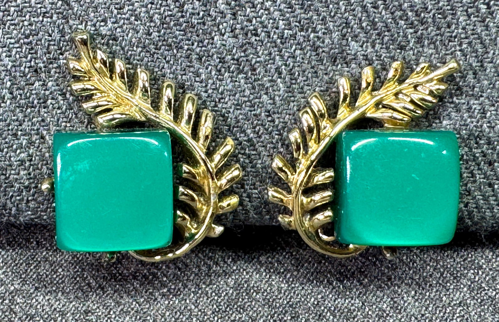 Vintage Coro Pegasus green teal lucite gold-toned feather clip earrings. *c: Vintage Coro Pegasus green teal lucite gold-toned feather clip earrings. Marked. For measures please refer to the pictures taken with a measuring tape. Weight: 11 Grams IN HOUSE FLAT SHIPPING & HANDLI