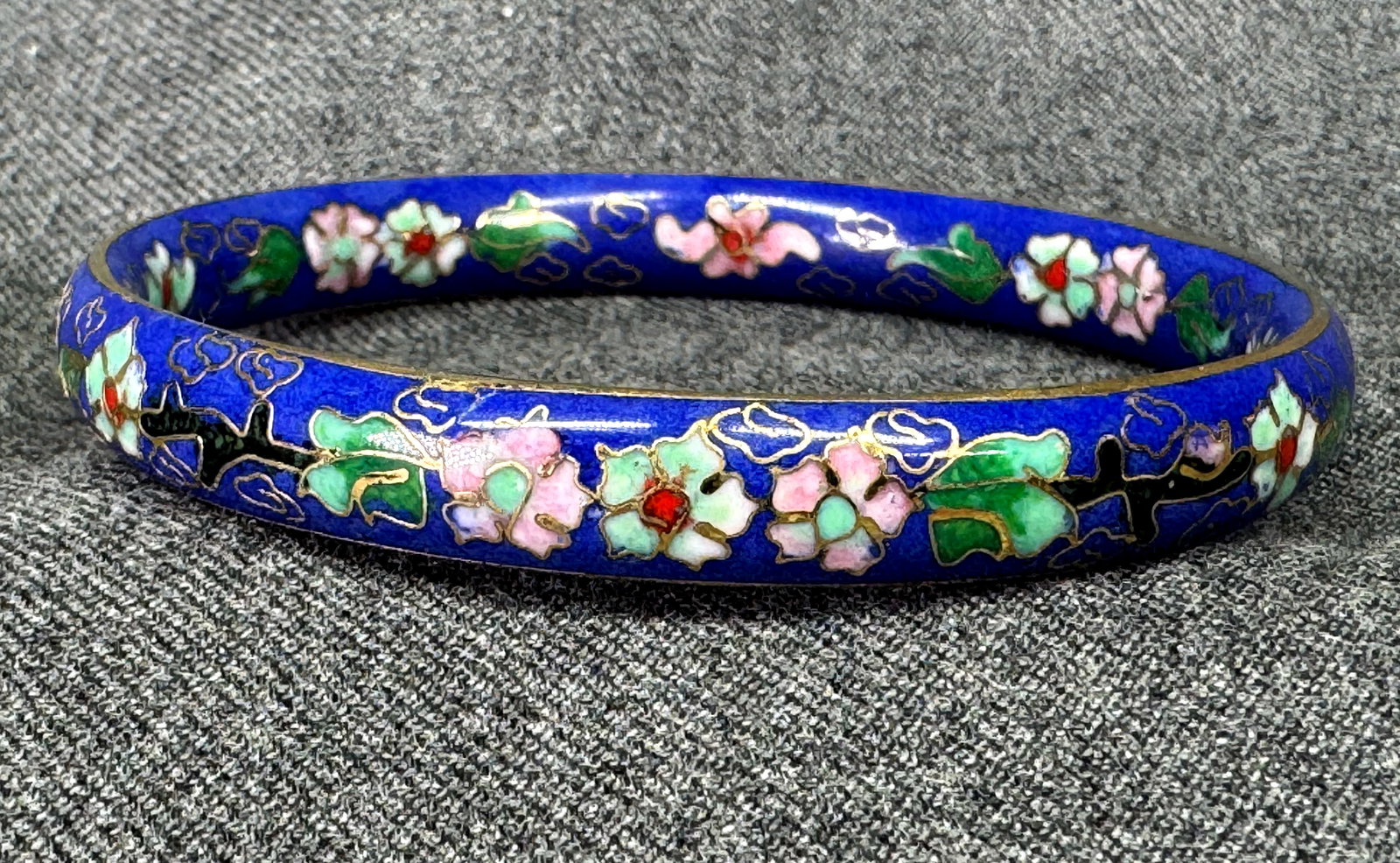 Vintage closionne floral bracelet bangle. *c: Vintage closionne floral bracelet bangle. Unmarked. For measures please refer to the pictures taken with a measuring tape. Weight: 25 Grams. IN HOUSE FLAT SHIPPING & HANDLING COST WITHIN ALL THE U.S.