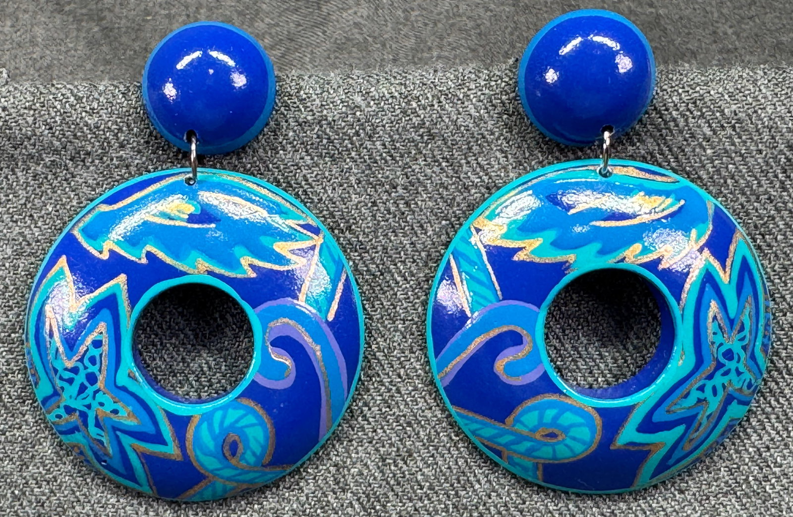 Vintage boho painted bluish rounded dangle stud earrings. *c: Vintage boho painted bluish rounded dangle stud earrings. Unmarked. For measures please refer to the pictures taken with a measuring tape. Weight: 14 Grams. IN HOUSE FLAT SHIPPING & HANDLING COST WITH