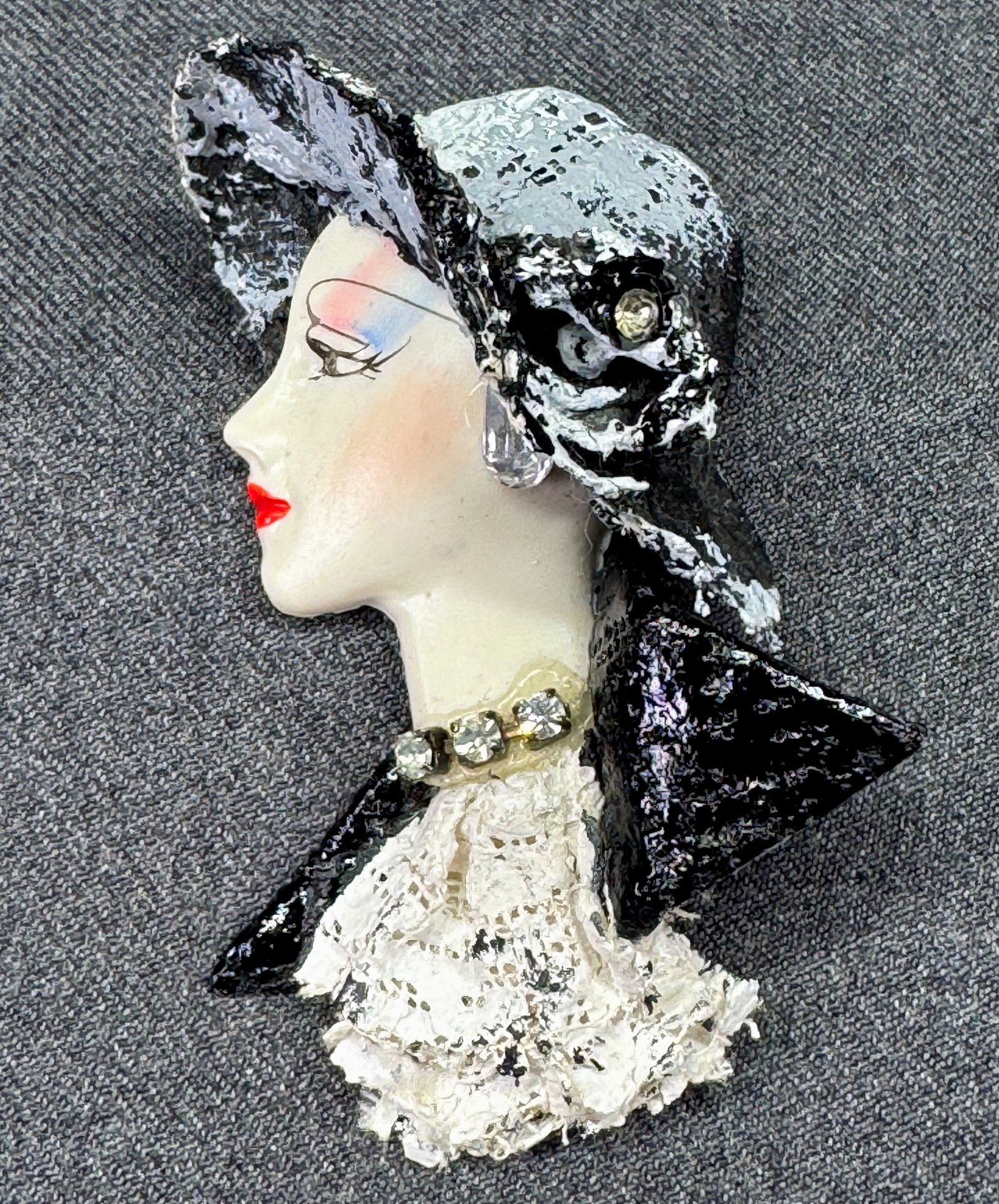 Vintage jeweled & embelished painted woman face brooch pin. *c: Vintage jeweled & embelished painted woman face brooch pin. Unmarked. For measures please refer to the pictures taken with a measuring tape. Weight: 18 Grams. IN HOUSE FLAT SHIPPING & HANDLING COST WI