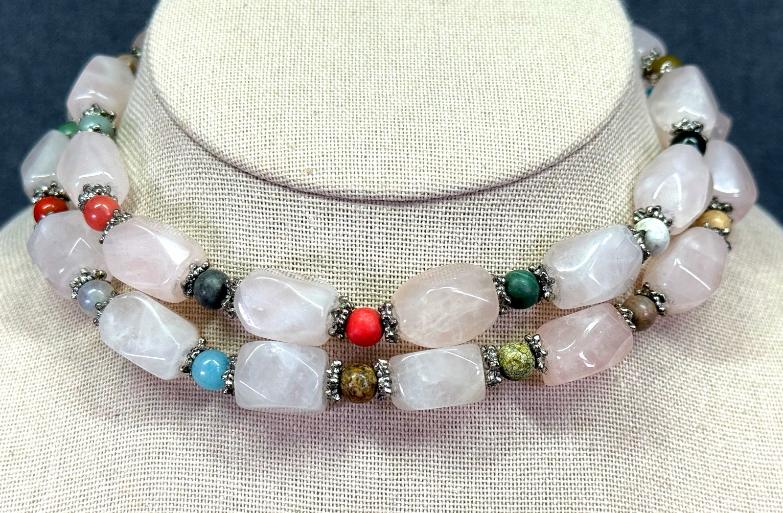 Vintage faceted rose quartz, multistones silver-toned necklace. *c: Vintage faceted rose quartz, multistones silver-toned necklace. Unmarked. For measures please refer to the pictures taken with a measuring tape. Weight: 115 Grams. IN HOUSE FLAT SHIPPING & HANDLING CO