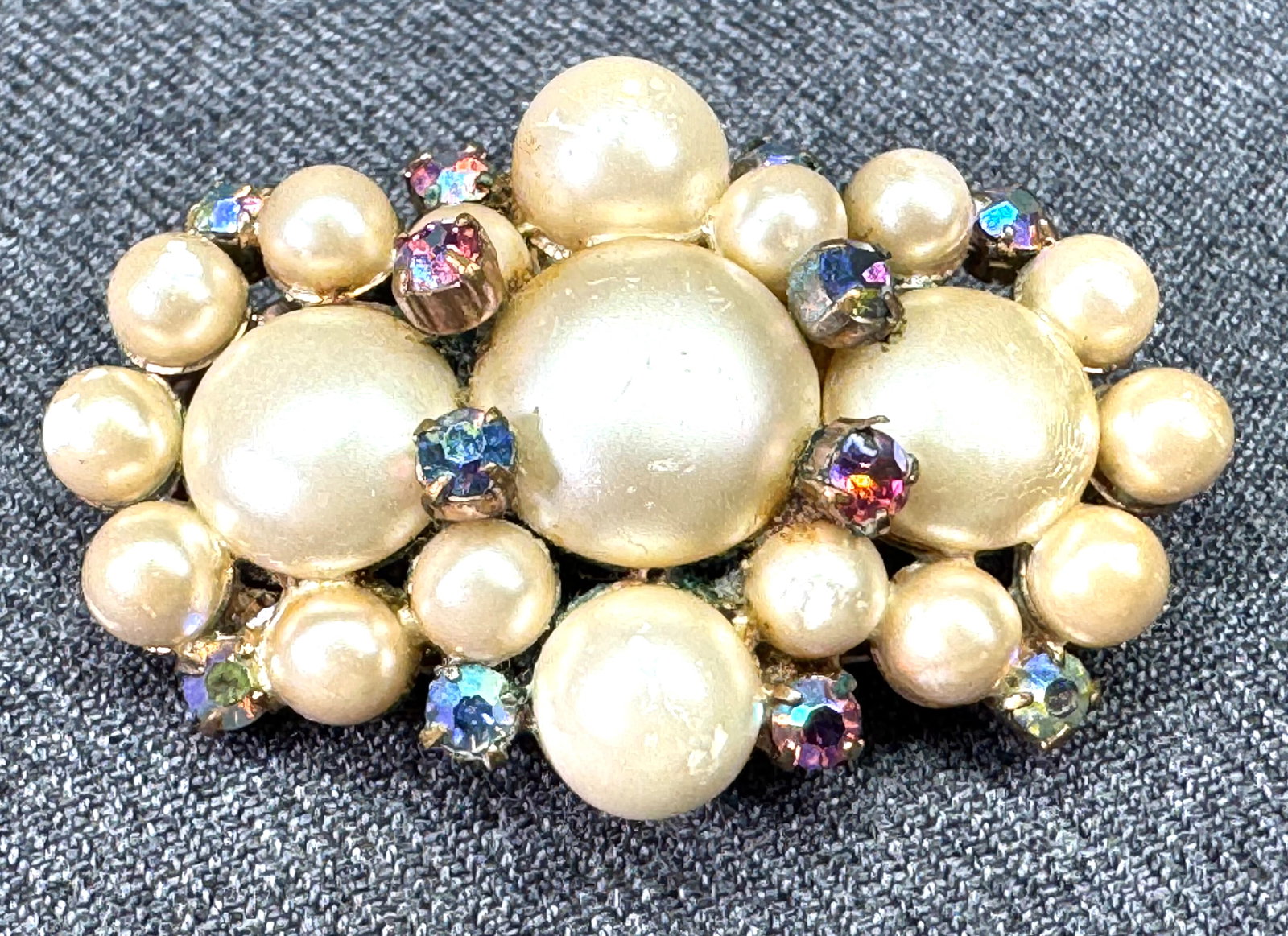 Vintage pearly beads AB crystals brooch pin. *c: Vintage pearly beads AB crystals brooch pin. Unmarked. For measures please refer to the pictures taken with a measuring tape. Weight: 11 Grams. IN HOUSE FLAT SHIPPING & HANDLING COST WITHIN ALL THE U.