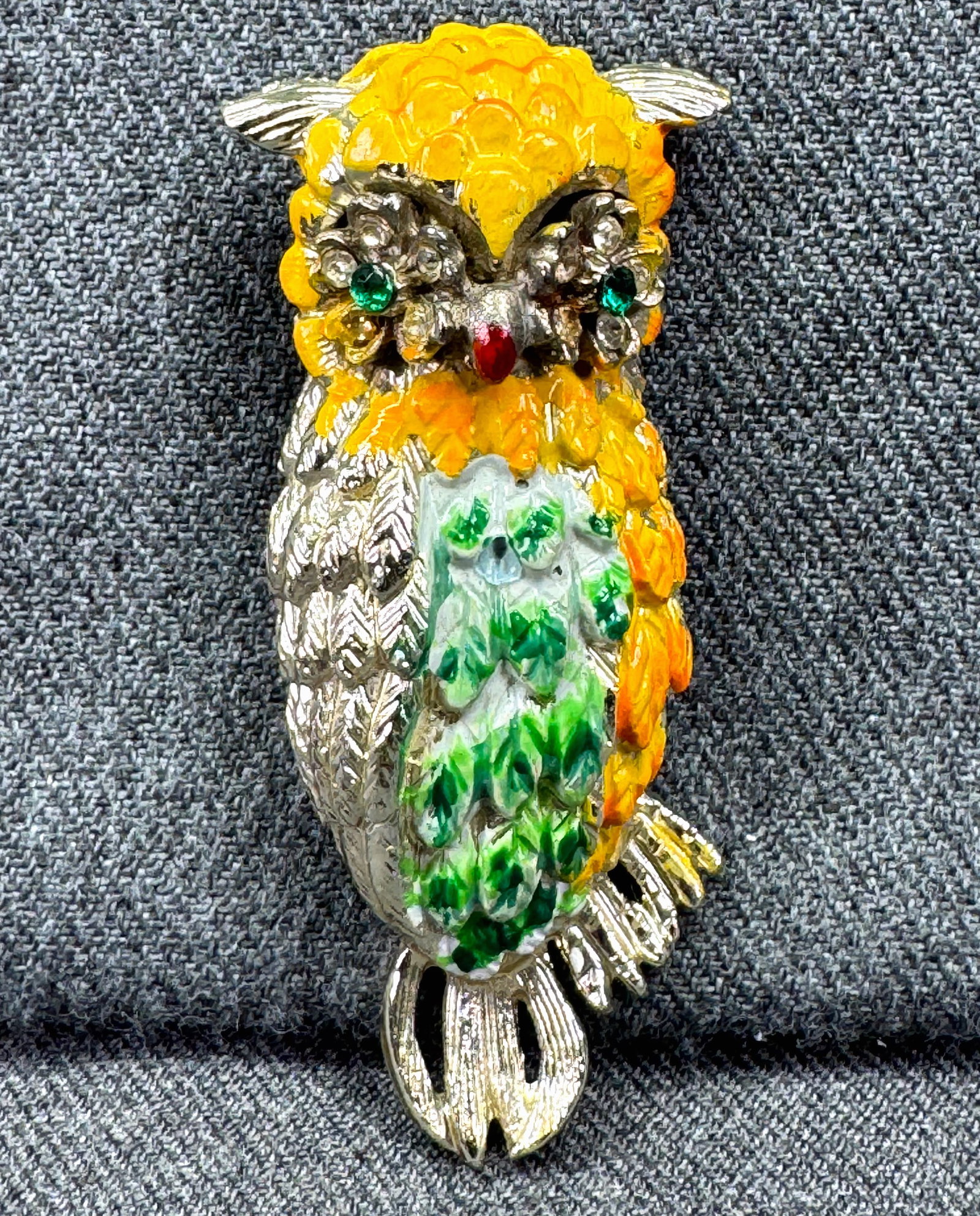 Vintage rhinestones enamel gold-toned owl brooch pin *c: Vintage rhinestones enamel gold-toned owl brooch pin. Unmarked. For measures please refer to the pictures taken with a measuring tape. Weight: 30 Grams. IN HOUSE FLAT SHIPPING & HANDLING COST WITHIN A
