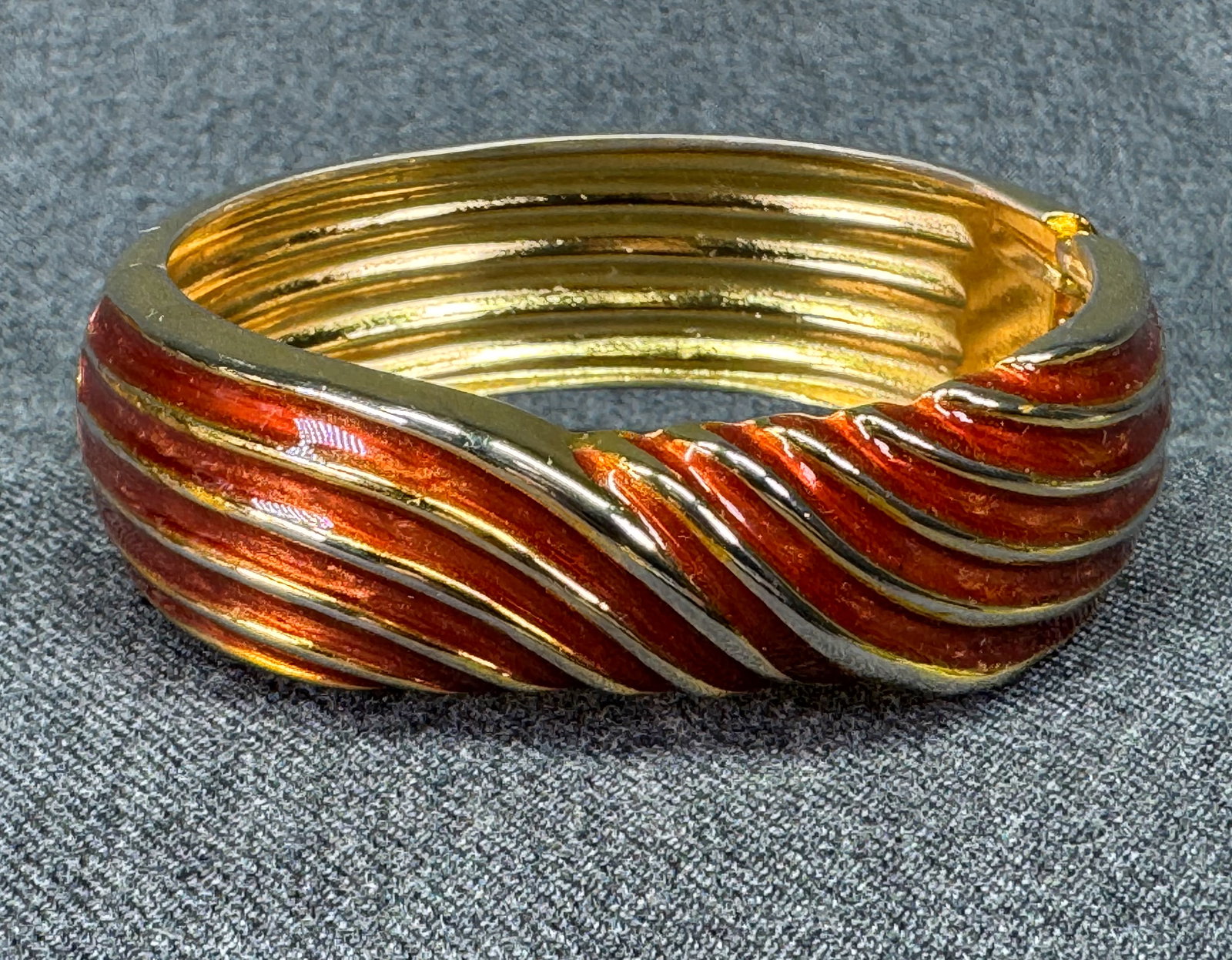 Vintage 90s brownish enamel gold-toned hinged bracelet. *c: Vintage 90s brownish enamel gold-toned hinged bracelet. Unmarked. For measures please refer to the pictures taken with a measuring tape. Weight: 62 Grams. IN HOUSE FLAT SHIPPING & HANDLING COST WITHIN
