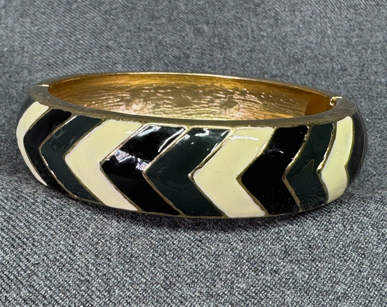 Vintage 90s creamy, dark green & black enamel gold-toned hinged bracelet. *c: Vintage 90s creamy, dark green & black enamel gold-toned hinged bracelet. Unmarked. For measures please refer to the pictures taken with a measuring tape. Weight: 58 Grams. IN HOUSE FLAT SHIPPING & HA