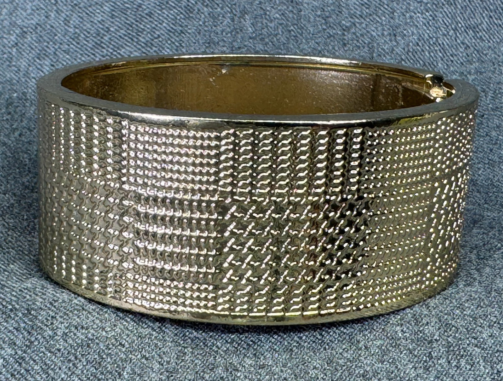 Vintage 90s textured gold-toned hinged bracelet. *c: Vintage 90s creamy, dark green & black enamel gold-toned hinged bracelet. Unmarked. For measures please refer to the pictures taken with a measuring tape. Weight: 123 Grams. IN HOUSE FLAT SHIPPING & H