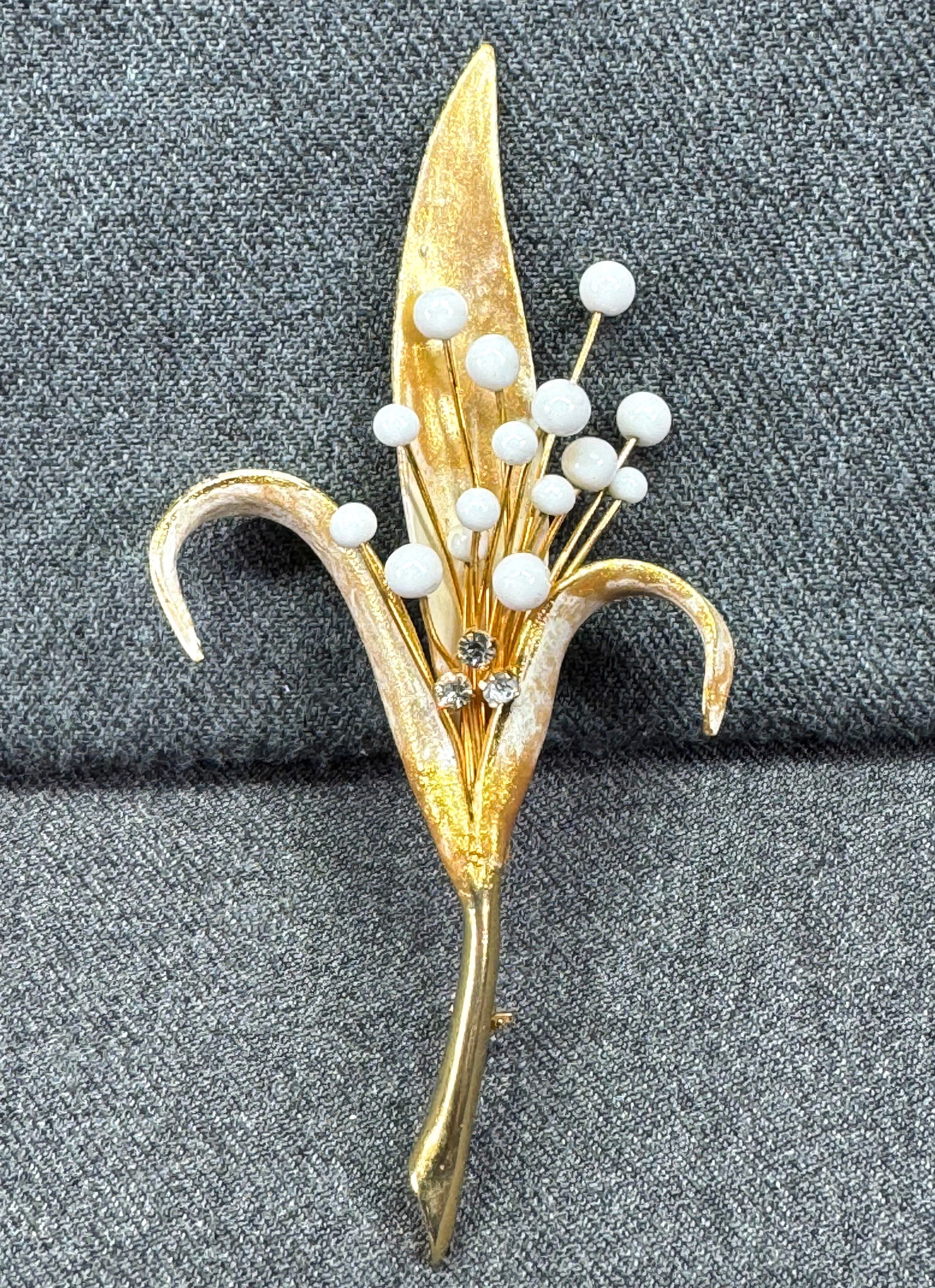 Vintage jeweled creamy & golden painted floral large brooch pin. *c: Vintage jeweled creamy & golden painted floral large brooch pin. Unmarked. For measures please refer to the pictures taken with a measuring tape. Weight: 21 Grams. IN HOUSE FLAT SHIPPING & HANDLING CO