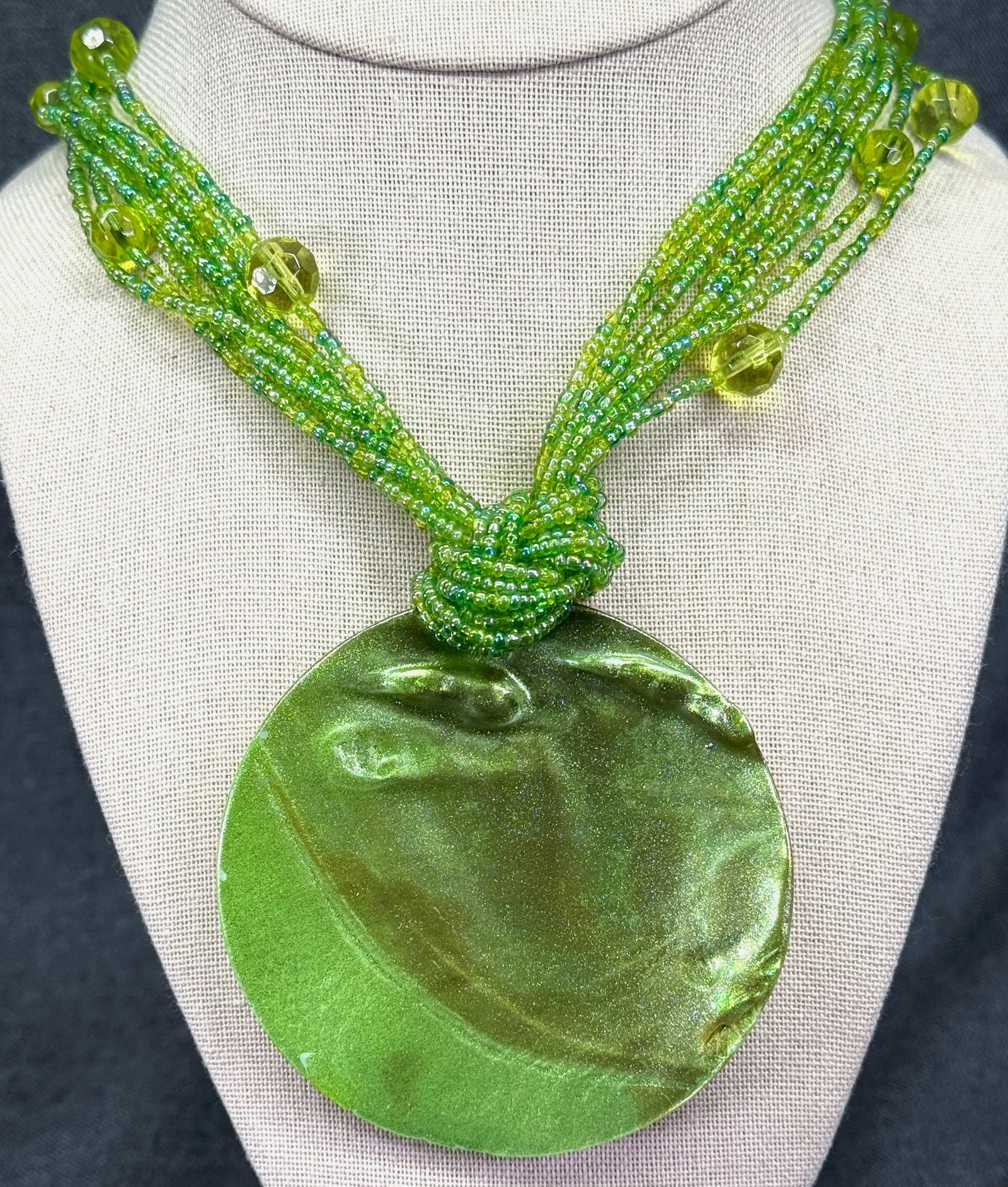 Vintage apple green mother of pearl medallion glass beaded strap necklace. *c: Vintage apple green mother of pearl medallion glass beaded strap necklace. Unmarked. For measures please refer to the pictures taken with a measuring tape. Weight: 85 Grams. IN HOUSE FLAT SHIPPING & H