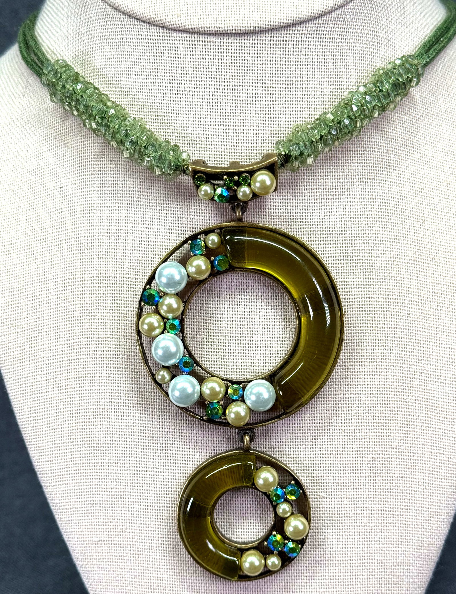 Vintage boho pearly, AB crystals & lucite enamel metal necklace. *c: Vintage boho pearly, AB crystals & lucite enamel metal necklace. Glass beads & cord strap Unmarked. For measures please refer to the pictures taken with a measuring tape. Weight: 37 Grams. IN HOUSE FL