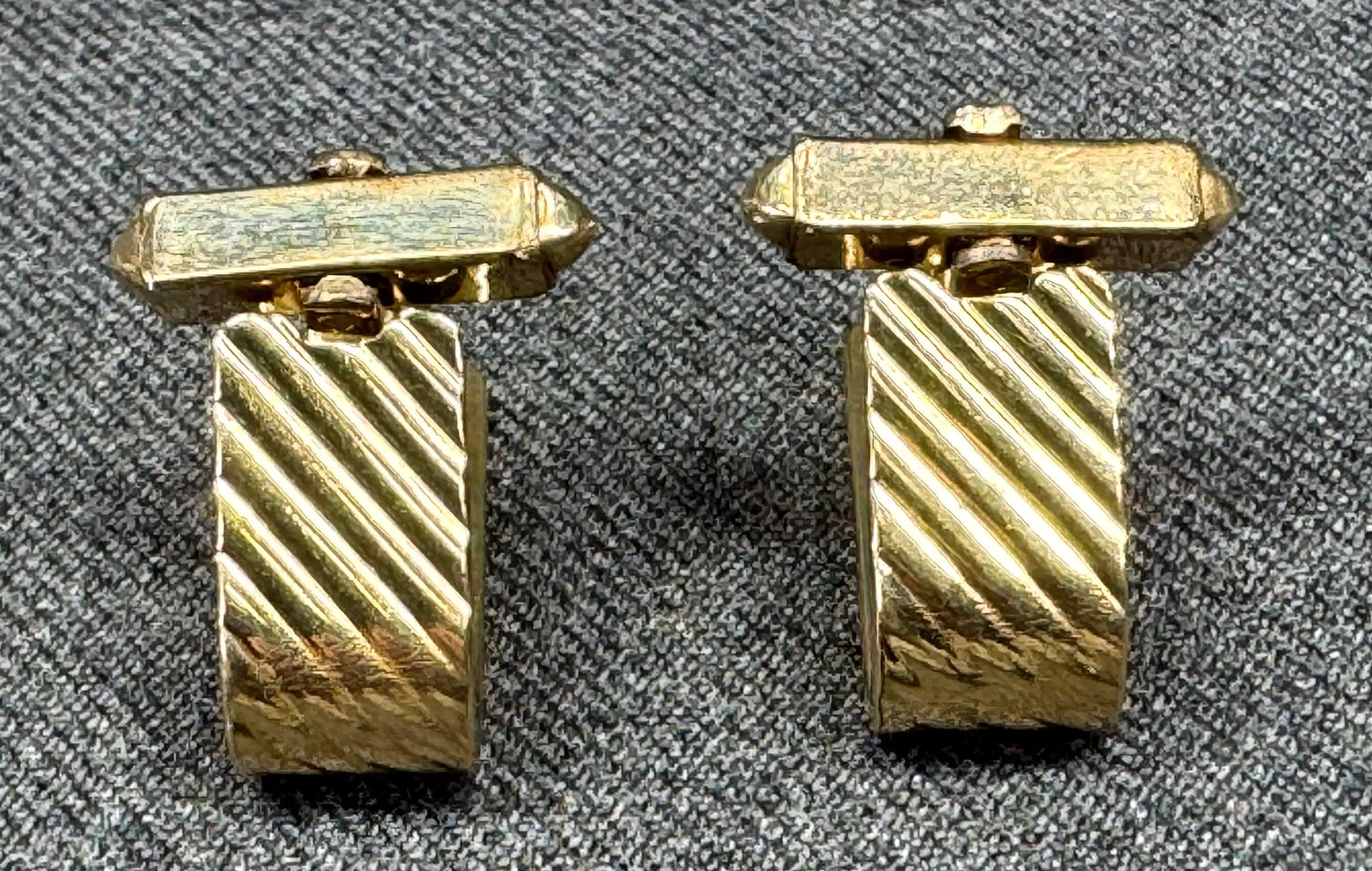 Vintage Anson striped gold-toned cufflinks. *c: Vintage Anson striped gold-toned cufflinks. Marked. For measures please refer to the pictures taken with a measuring tape. Weight: 14 Grams. IN HOUSE FLAT SHIPPING & HANDLING COST WITHIN ALL THE U.S.