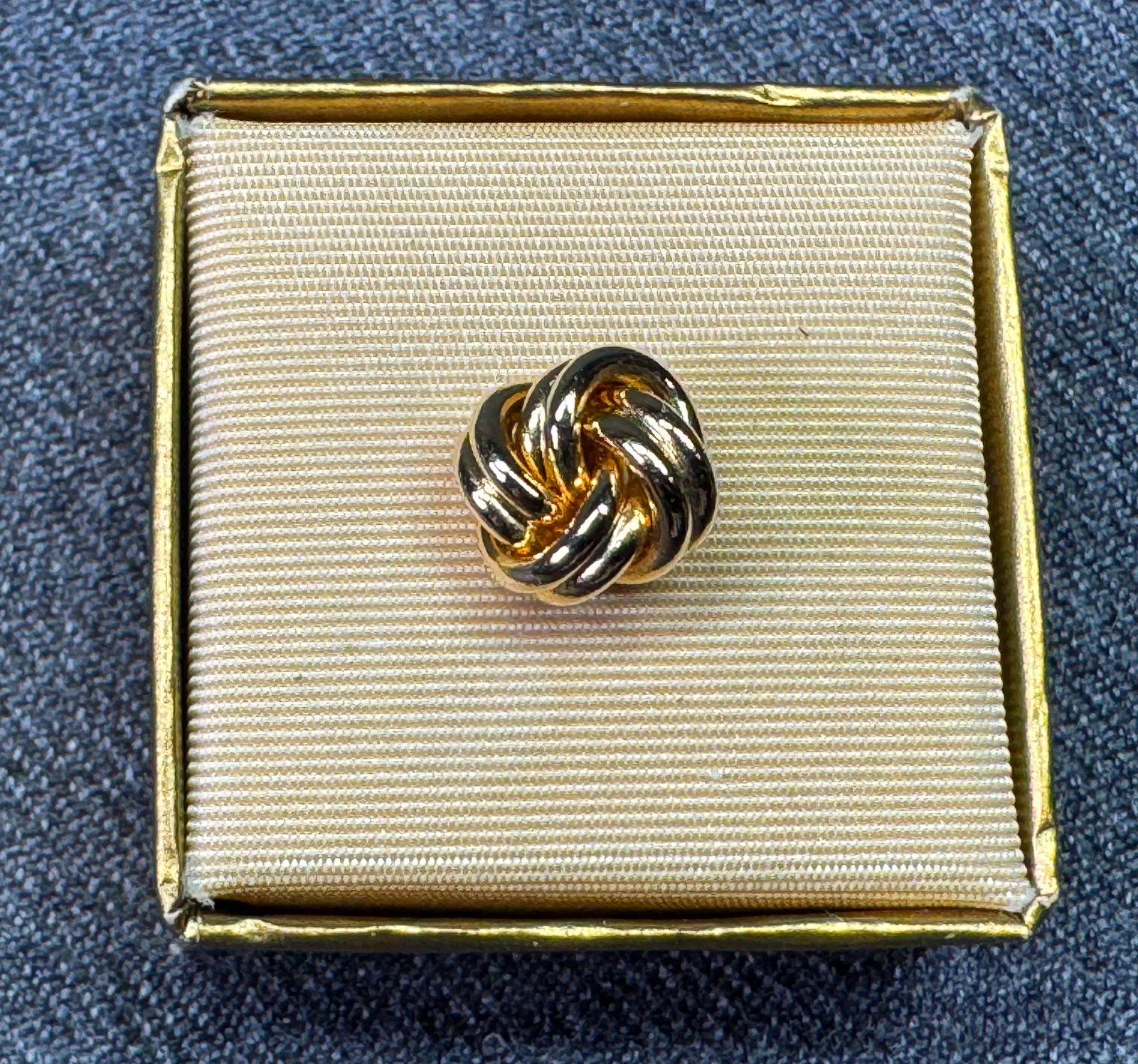 Vintage gold-toned love knot tie tack. Unused in Box. *c: Vintage gold-toned love knot tie tack. Unused in Box. box Marked Made in USA on the bottom. For measures please refer to the pictures taken with a measuring tape. Weight: 8 Grams. IN HOUSE FLAT SHIPPI