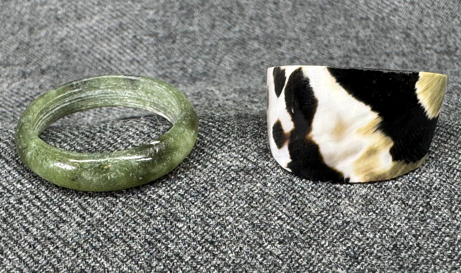 Vintage animal print shell & jade band rings. *c: Vintage animal print shell & jade band rings. Unmarked. For measures please refer to the pictures taken with a measuring tape. Weight: 5 Grams. IN HOUSE FLAT SHIPPING & HANDLING COST WITHIN ALL THE U.