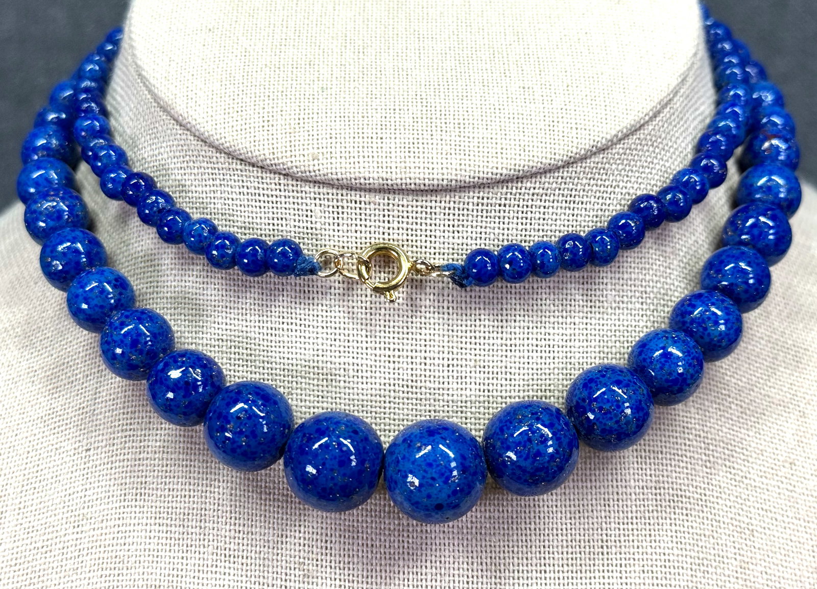 Vintage lapis lazuli color glass graduated beads necklace. *B (1 of 5)