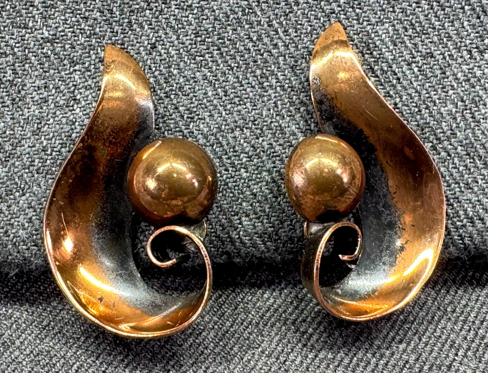 Vintage MCM modernist Bell Trading Post copper by Bell clip earrings. V: IN HOUSE FLAT SHIPPING & HANDLING COST WITHIN ALL THE U.S. : 7 To bypass LiveShipping, and use our In-House shipping service for 7 or shipping combined for multiple lots, please select “Arrange Your