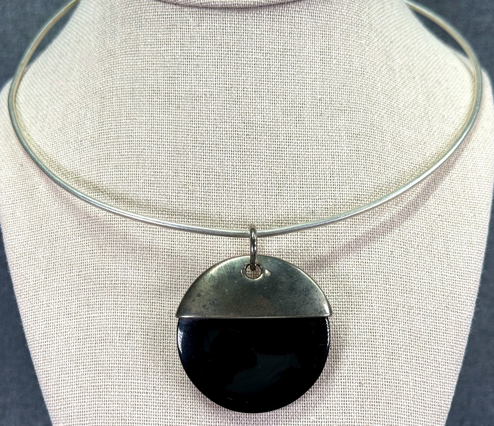 Vintage modernist style black lucite & silvertoned metal pendant cuff necklace (1 of 5)