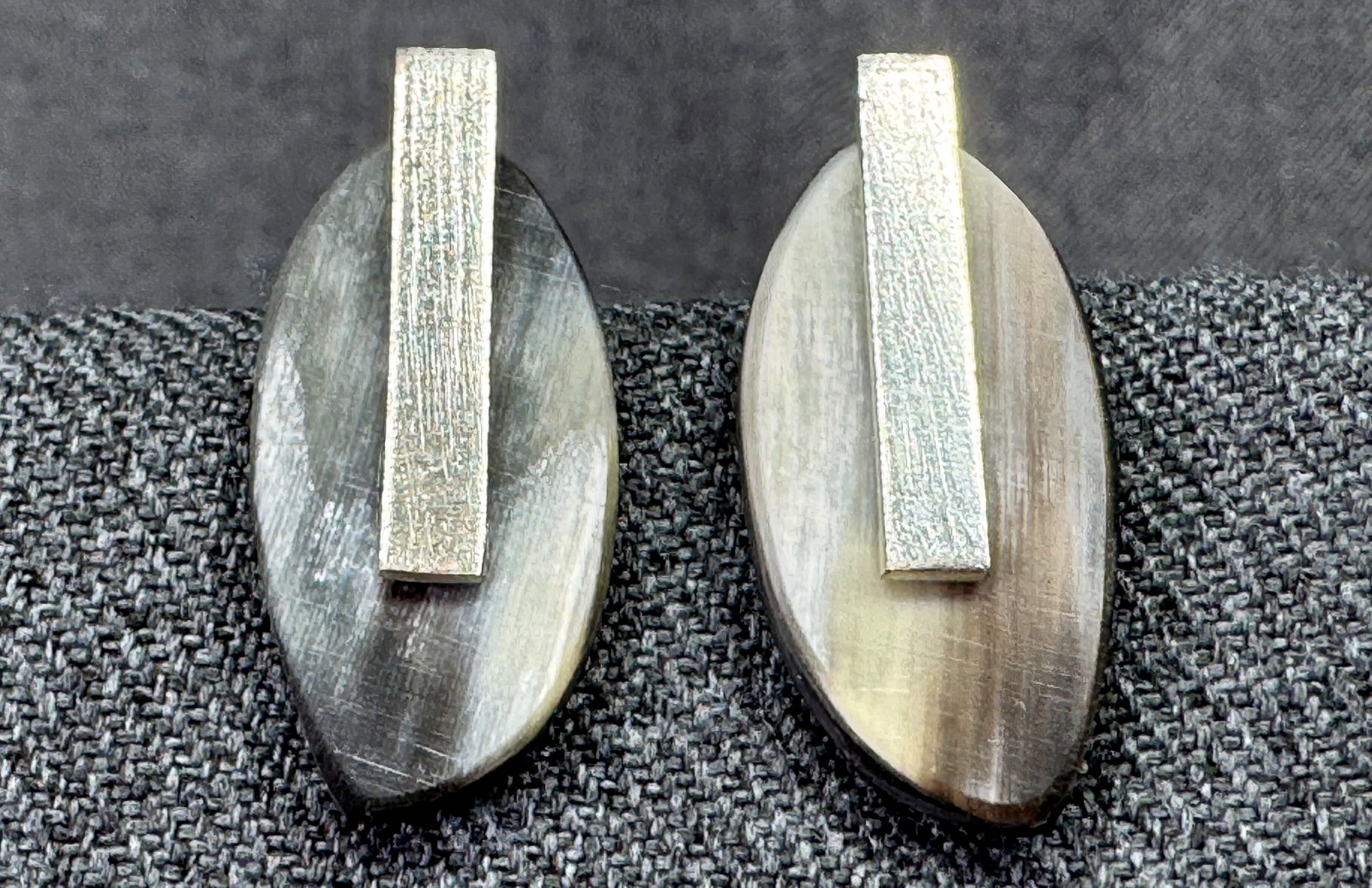 Vintage artsy modernist style brush silver, horn on wood stud earrings: Vintage artsy modernist brush style silver-toned, horn on wood stud earrings. Unmarked For measures please refer to the pictures taken with a measuring tape. Weight: 1006 Grams. For measures please re