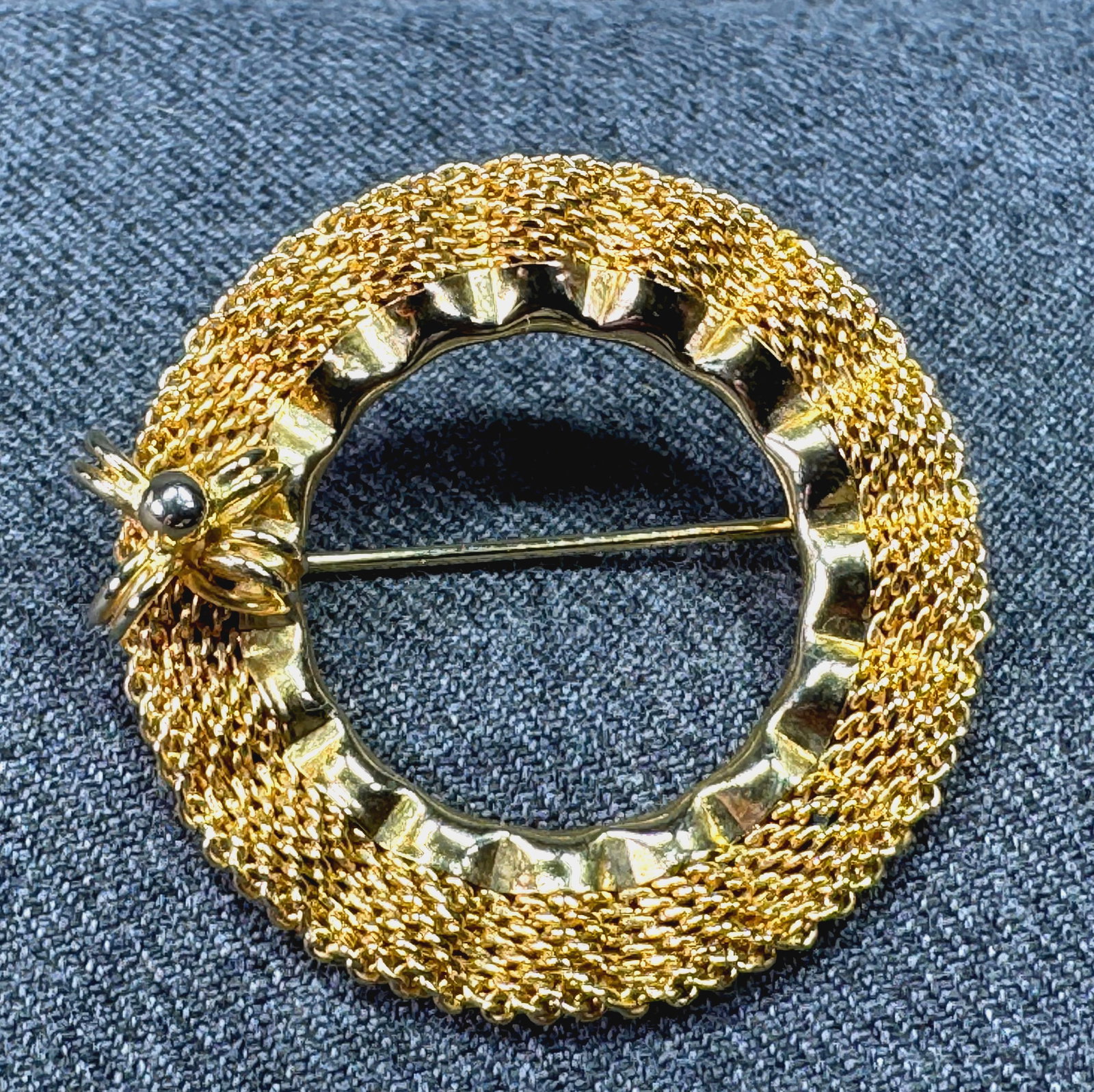 Vintage gold-toned applied flower ruffled mesh wreath brooch pin *B: Vintage gold-toned applied flower ruffled mesh wreath brooch pin . Unmarked. For measures please refer to the pictures taken with a measuring tape. Weight: 8 Grams. IN HOUSE FLAT SHIPPING & HANDLING C