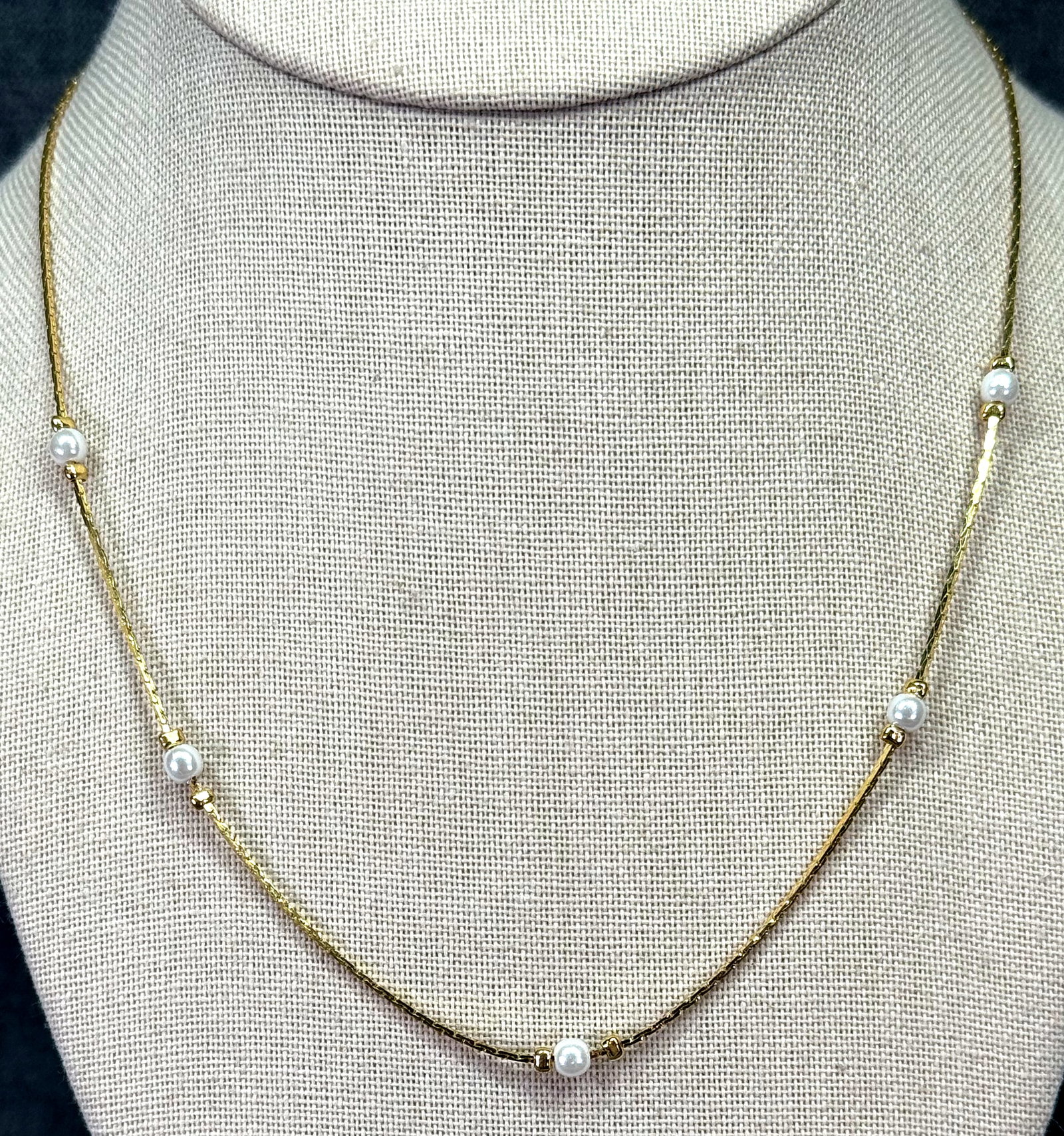 Vintage pearly beads gold-toned snake chain necklace.: IN HOUSE FLAT SHIPPING & HANDLING COST WITHIN ALL THE U.S. : $7 To bypass LiveShipping, and use our In-House shipping service for $7 or shipping combined for multiple lots, please select “Arrange Yo