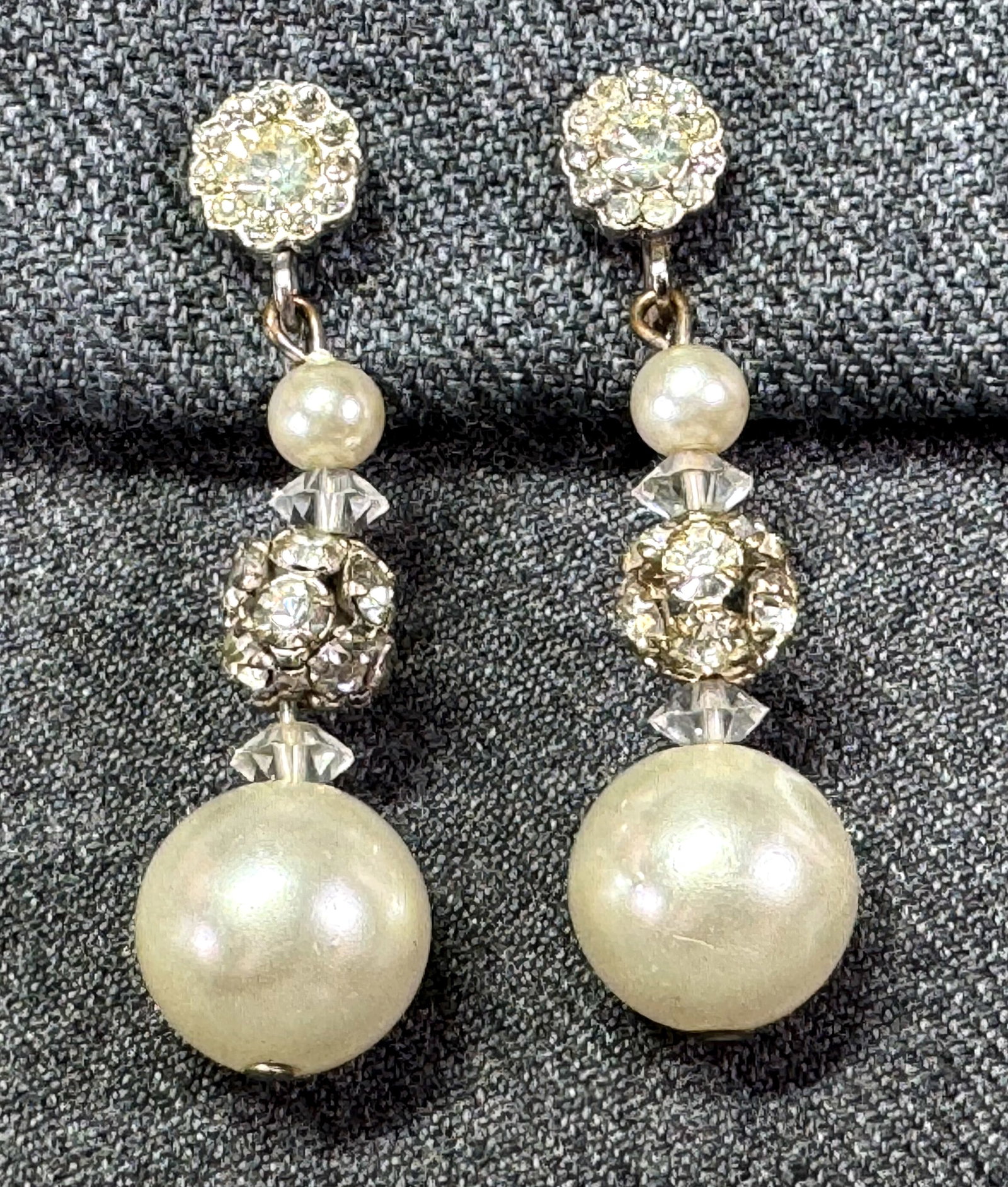 Vintage clear crystals & pearly beads flower with dangle silvertone clip on earrings: IN HOUSE FLAT SHIPPING & HANDLING COST WITHIN ALL THE U.S. : 7 To bypass LiveShipping, and use our In-House shipping service for 7 or shipping combined for multiple lots, please select “Arrange Your
