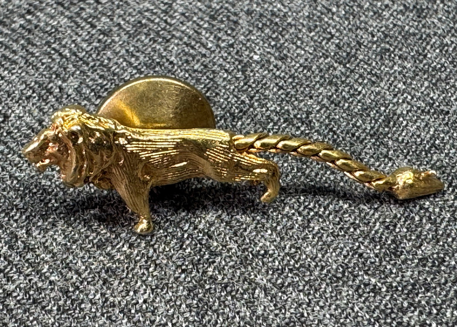 Vintage working tail lion gold-toned metal lapel pin. *b (1 of 4)