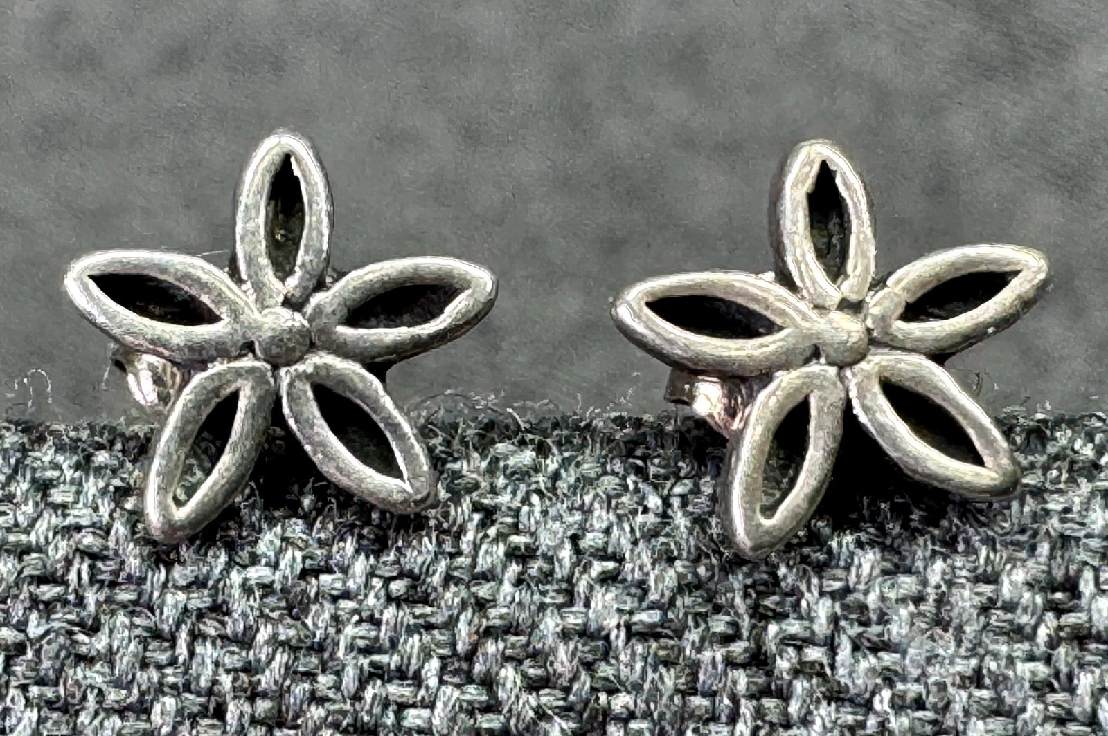 Vintage black accents sterling silver flower mini stud earrings. #B: Vintage black accents sterling silver flower mini stud earrings. Marked 925. For measures please refer to the pictures taken with a measuring tape. Weight: 0.84 Grams. IN HOUSE FLAT SHIPPING & HANDLIN