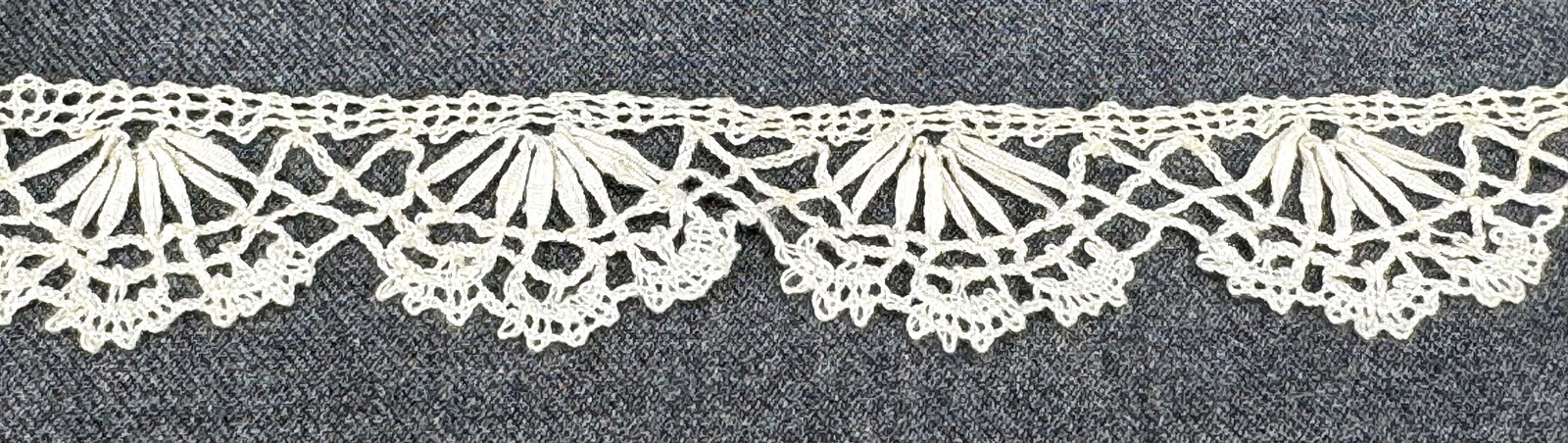Vintage bobbin lace trim. 1 3/4 yards. Unused #B: Vintage bobbin lace trim. 1 3/4 yards. Unused. < For measures please refer to the pictures taken with a measuring tape. Weight: 7 Grams. IN HOUSE FLAT SHIPPING & HANDLING COST WITHIN ALL THE U.S. : $7