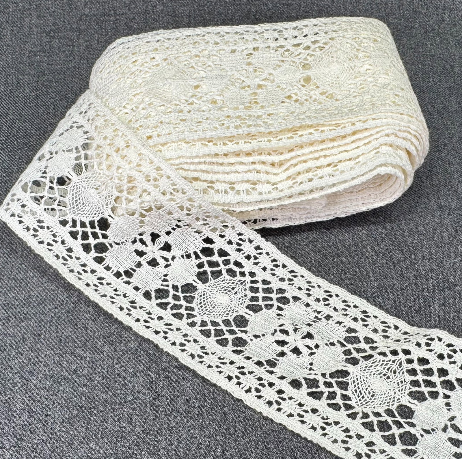 Antique floral cluny lace trim. Unused. 3 yards long. *b: Antique floral cluny lace trim. Unused. 3 yards long. For measures please refer to the pictures taken with a measuring tape. Weight: 3 Grams. IN HOUSE FLAT SHIPPING & HANDLING COST WITHIN ALL THE U.S.