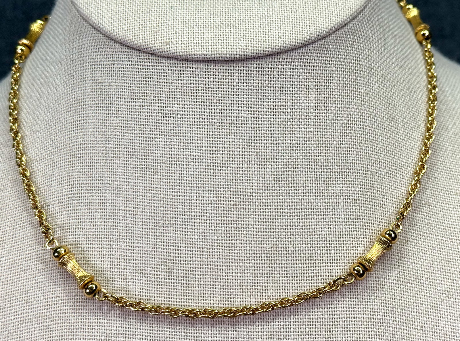 Vintage gold-toned textured beads chain necklace. *b: Vintage gold-toned textured beads chain necklace. Unmarked. For measures please refer to the pictures taken with a measuring tape. Weight: 8 Grams. IN HOUSE FLAT SHIPPING & HANDLING COST WITHIN ALL TH