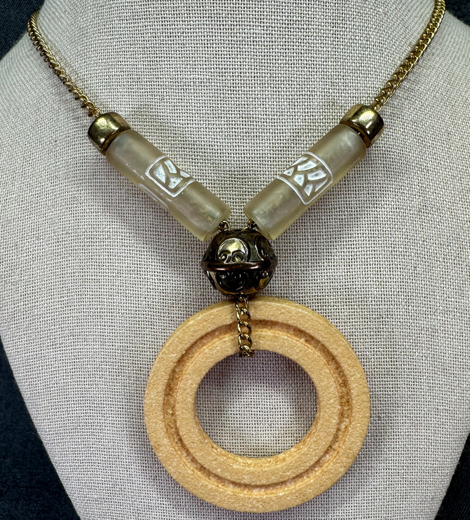 Vintage assorted resin beads silver & gold-toned chain lariat necklace: Vintage assorted resin beads silver & gold-toned chain lariat necklace. Unmarked. For measures please refer to the pictures taken with a measuring tape. Weight: 26 Grams. IN HOUSE FLAT SHIPPING & HAND