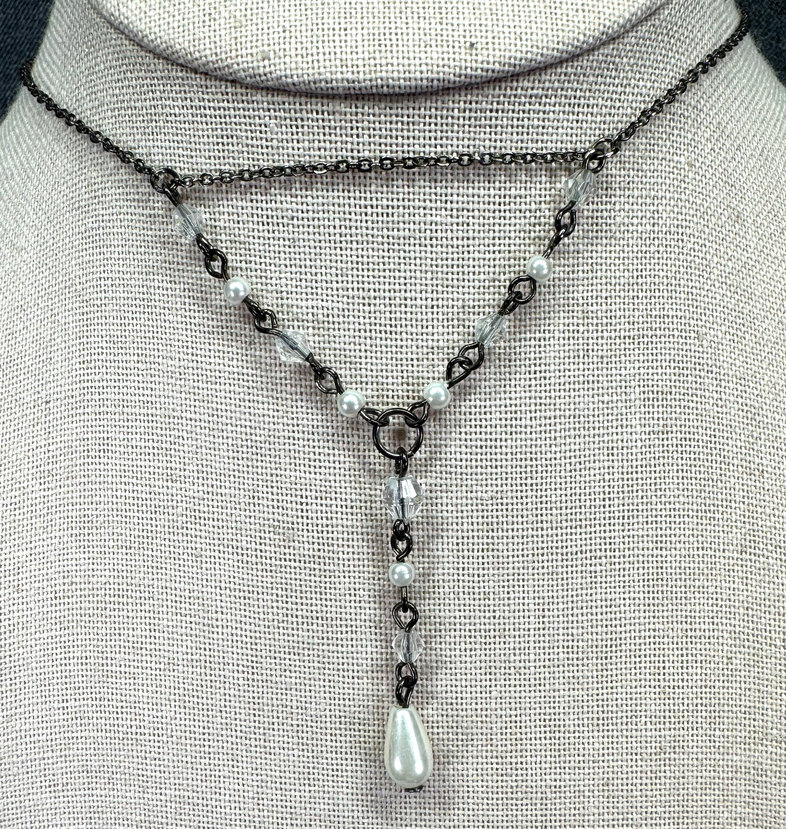 Vintage pearly & clear crystals drop gunmetal chain lavalier necklace: Vintage pearly & clear crystals drop gunmetal chain lavalier necklace. Unmarked. For measures please refer to the pictures taken with a measuring tape. Weight: 3 Grams. IN HOUSE FLAT SHIPPING & HANDLI