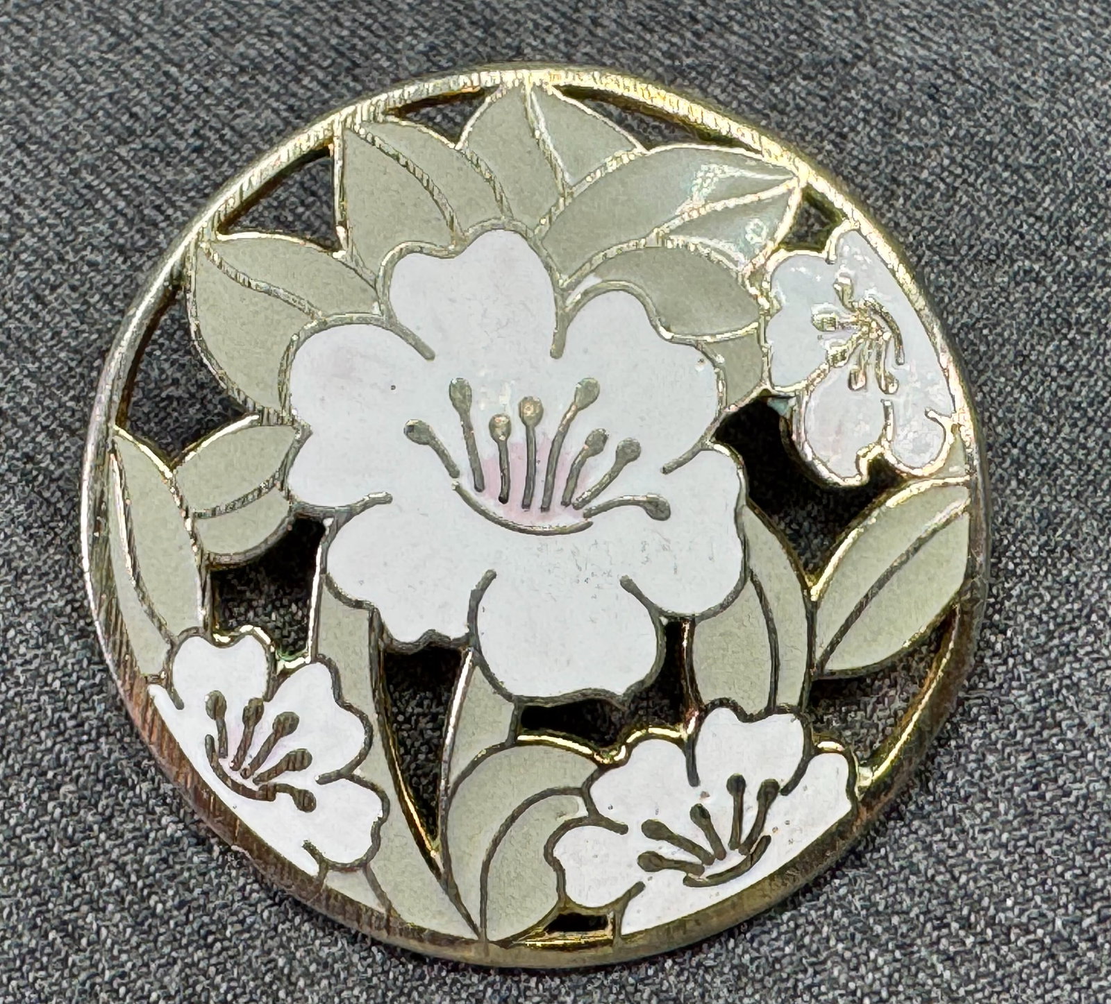 Vintage floral cloisonne gold-toned sliding pendant medallion. *b: Vintage floral cloisonne gold-toned sliding pendant medallion.Unmarked. For measures please refer to the pictures taken with a measuring tape. Weight: 17 Grams. IN HOUSE FLAT SHIPPING & HANDLING COST