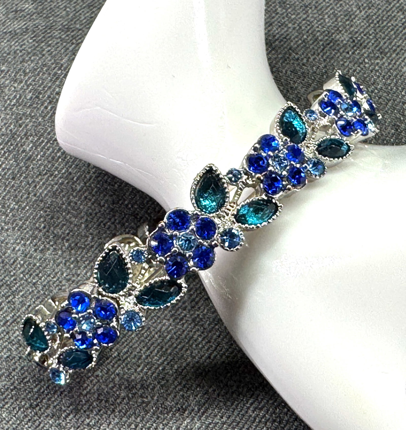 Teal & blue crystals flowers & leaves silver-toned stretch bracelet: IN HOUSE FLAT SHIPPING & HANDLING COST WITHIN ALL THE U.S. : $7 To bypass LiveShipping, and use our In-House shipping service for $7 or shipping combined for multiple lots, please select “Arrange Yo