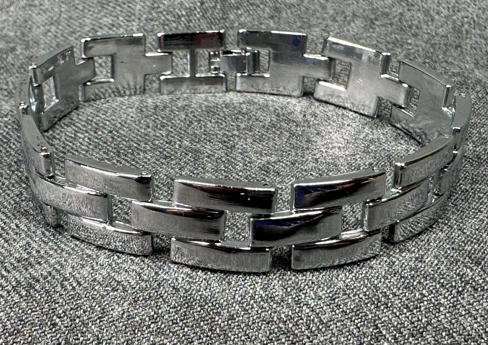 Vintage silver-toned metal links chain bracelet: Vintage silver-toned metal links chain bracelet. Unmarked. For measures please refer to the pictures taken with a measuring tape. Weight: 24 Grams. IN HOUSE FLAT SHIPPING & HANDLING COST WITHIN ALL TH