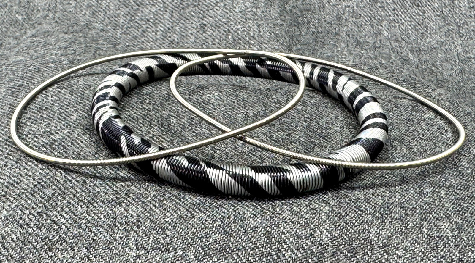 Vintage silver & widest with black striped guitar string bracelets: Vintage silver-toned metal links chain bracelet. Unmarked. For measures please refer to the pictures taken with a measuring tape. Weight: 10 Grams. IN HOUSE FLAT SHIPPING & HANDLING COST WITHIN ALL TH
