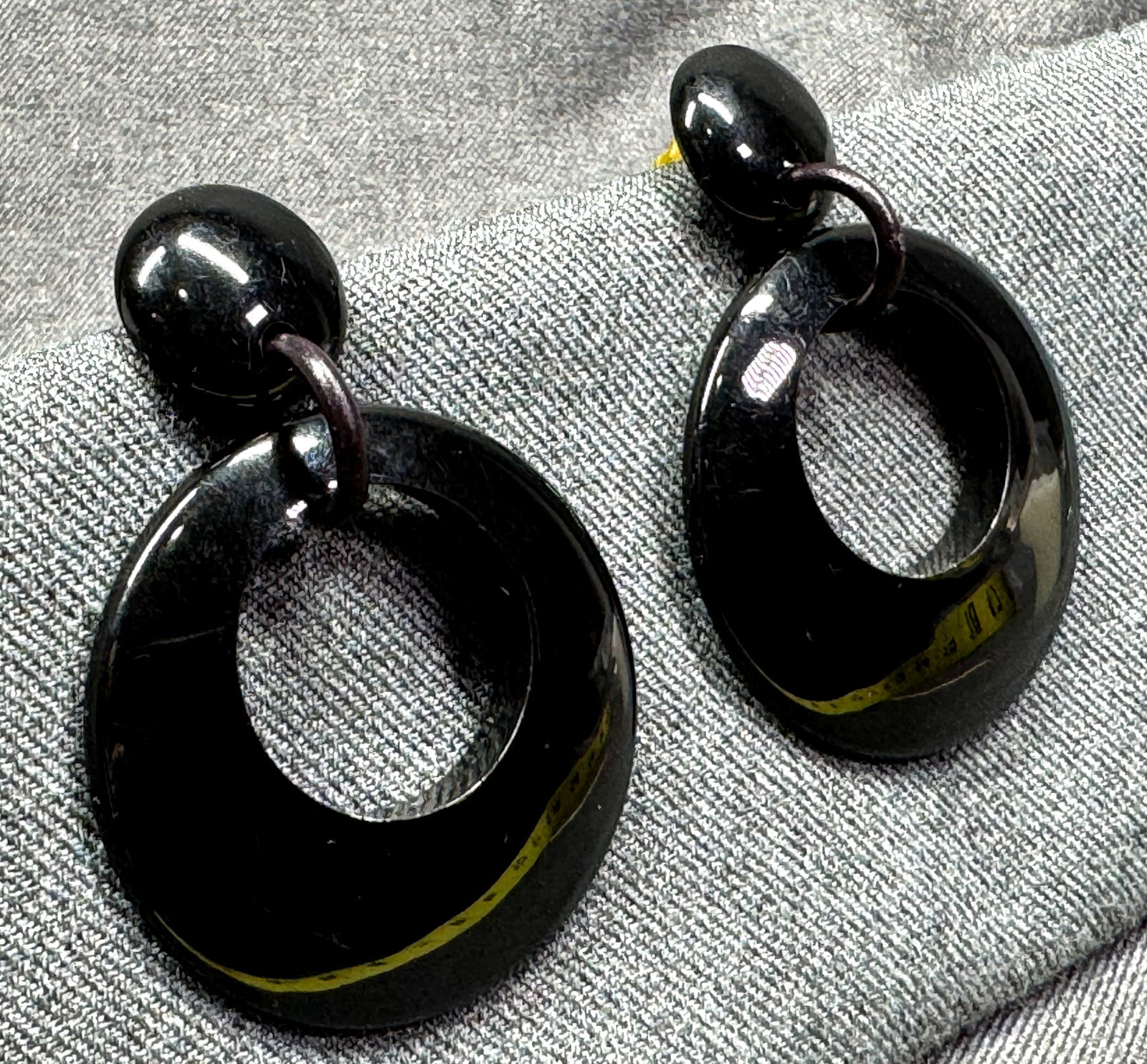 Vintage black plastic hoop dangle stud earrings: Vintage black plastic hoop dangle stud earrings . Unmarked . For measures please refer to the pictures taken with a measuring tape. Weight: 14 Grams. IN HOUSE FLAT SHIPPING & HANDLING COST WITHIN ALL