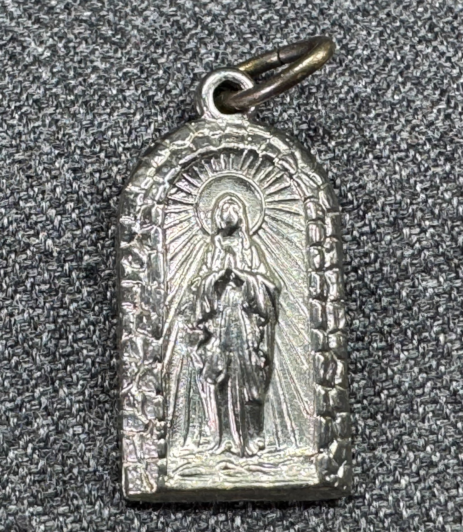 Vintage Our Lady of the Woods Shrine Mio, Michigan silver-toned medal: Vintage Our Lady of the Woods Shrine Mio, Michigan silver-toned medal. Unmarked . For measures please refer to the pictures taken with a measuring tape. Weight: 3 Grams. IN HOUSE FLAT SHIPPING & HANDL