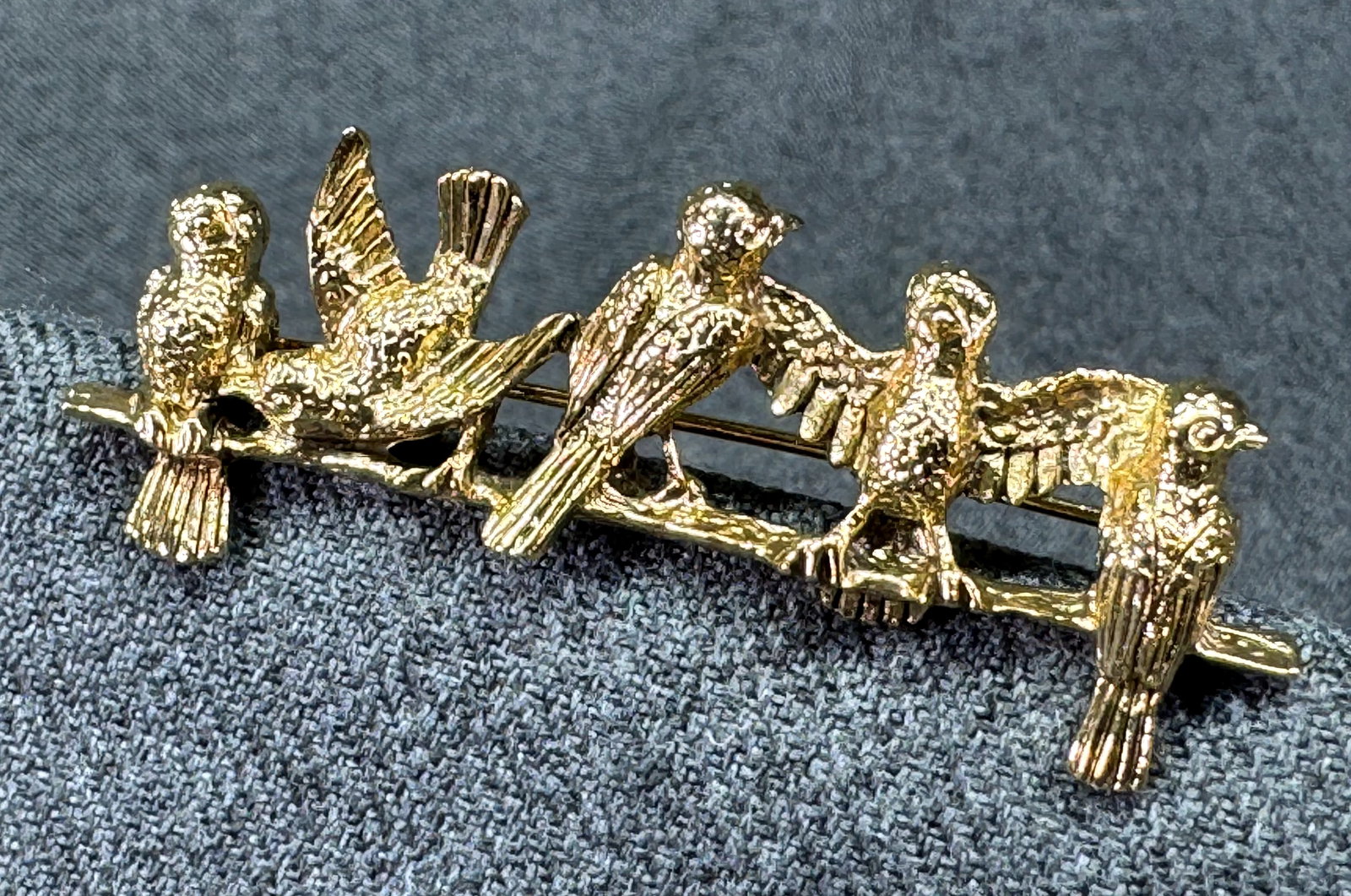 Vintage birds on a branch gold-toned metal brooch pin *d: Vintage birds on a branch gold-toned metal brooch pin. Unmarked. For measures please refer to the pictures taken with a measuring tape. Weight: 11 Grams. IN HOUSE FLAT SHIPPING & HANDLING COST WITHIN