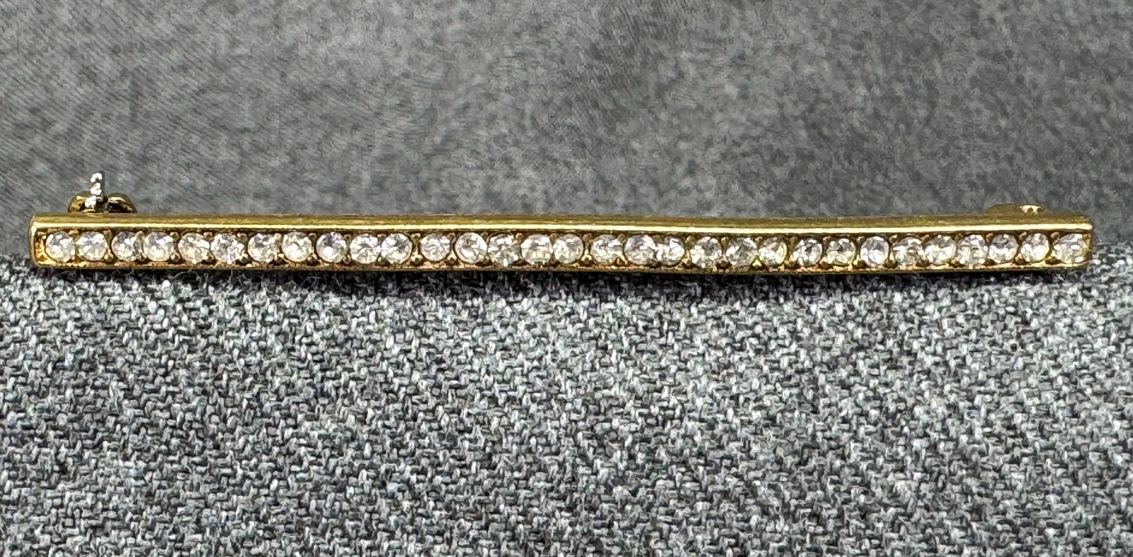 Vintage clear crystal gold-toned metal bar brooch pin. *d: Vintage clear crystal gold-toned metal bar brooch pin. Unmarked. For measures please refer to the pictures taken with a measuring tape. Weight: 4 Grams. IN HOUSE FLAT SHIPPING & HANDLING COST WITHIN A