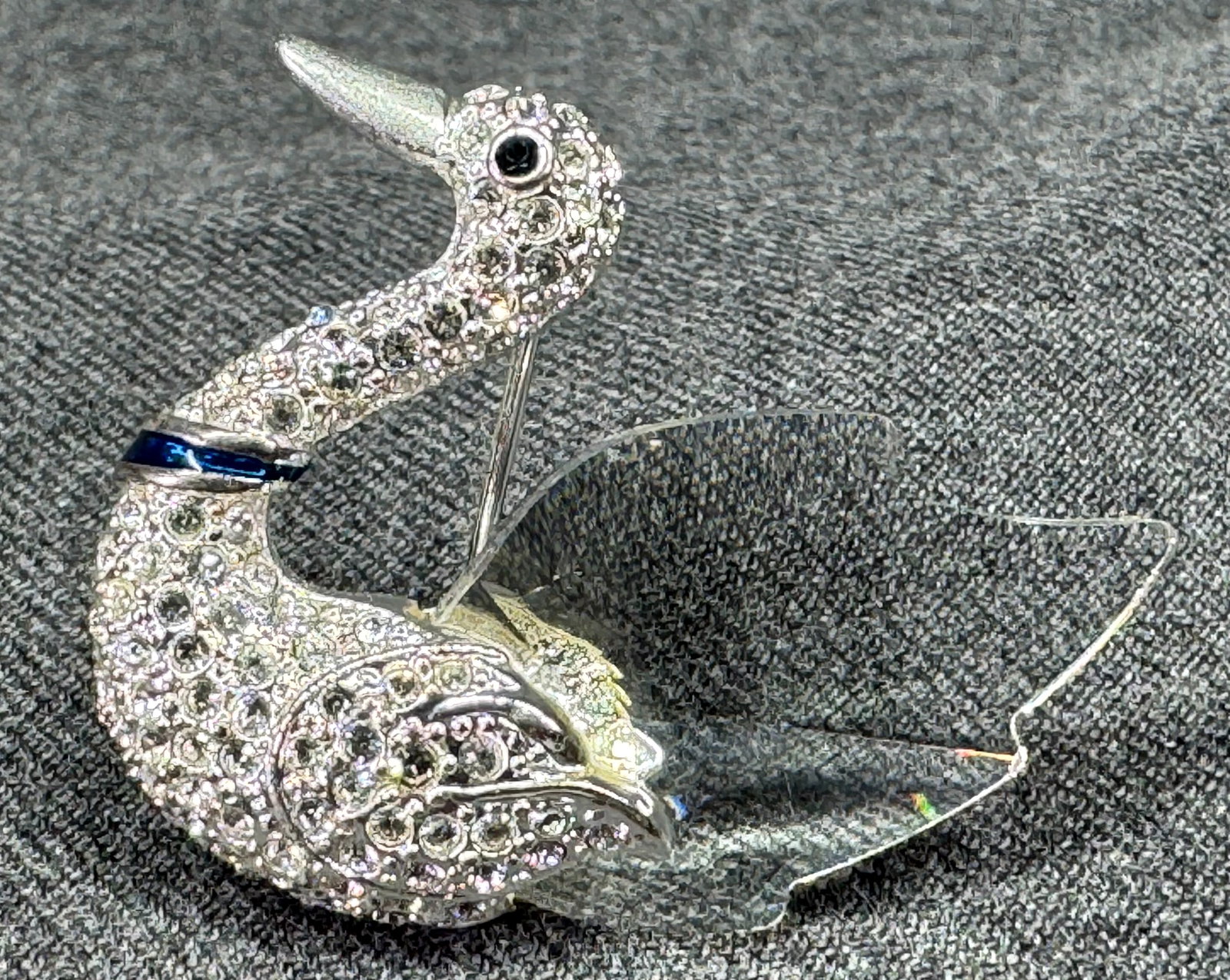 Vintage swan brooch pin. Crystal, rhinestones, enamel silver-toned metal *d: Vintage swan brooch pin. Crystal, rhinestones, enamel silver-toned metal. Unmarked. For measures please refer to the pictures taken with a measuring tape. Weight: 18 Grams. IN HOUSE FLAT SHIPPING & HA