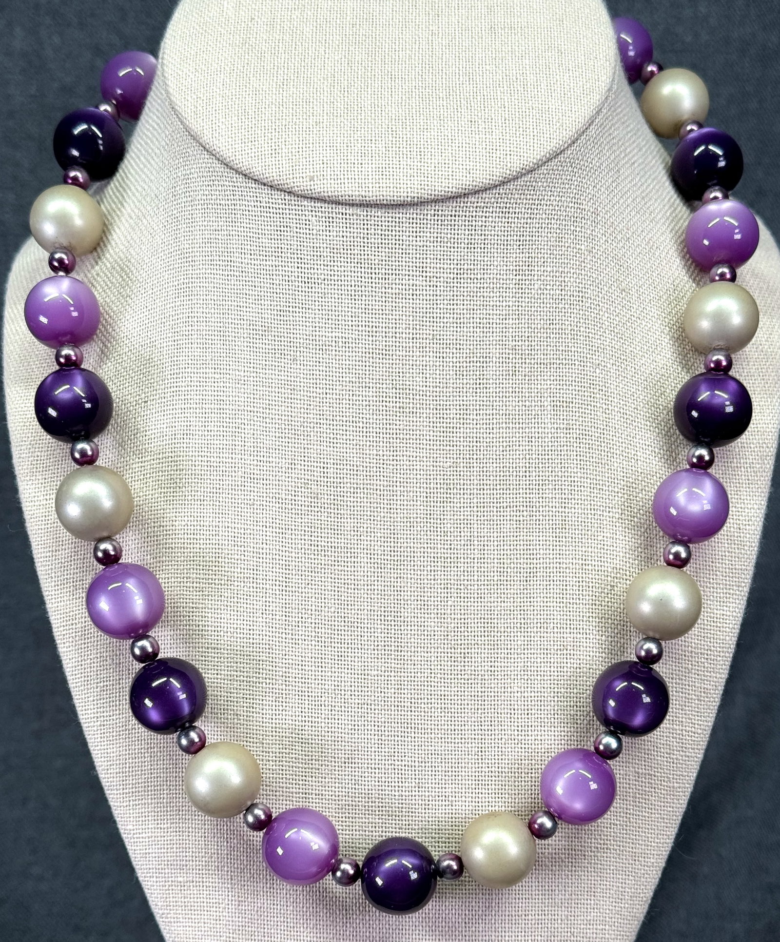 Vintage moonglow purple lucite & pearly beads necklace. *d: Vintage moonglow purple lucite & pearly beads necklace.Unmarked. For measures please refer to the pictures taken with a measuring tape. Weight: 40 Grams. IN HOUSE FLAT SHIPPING & HANDLING COST WITHIN