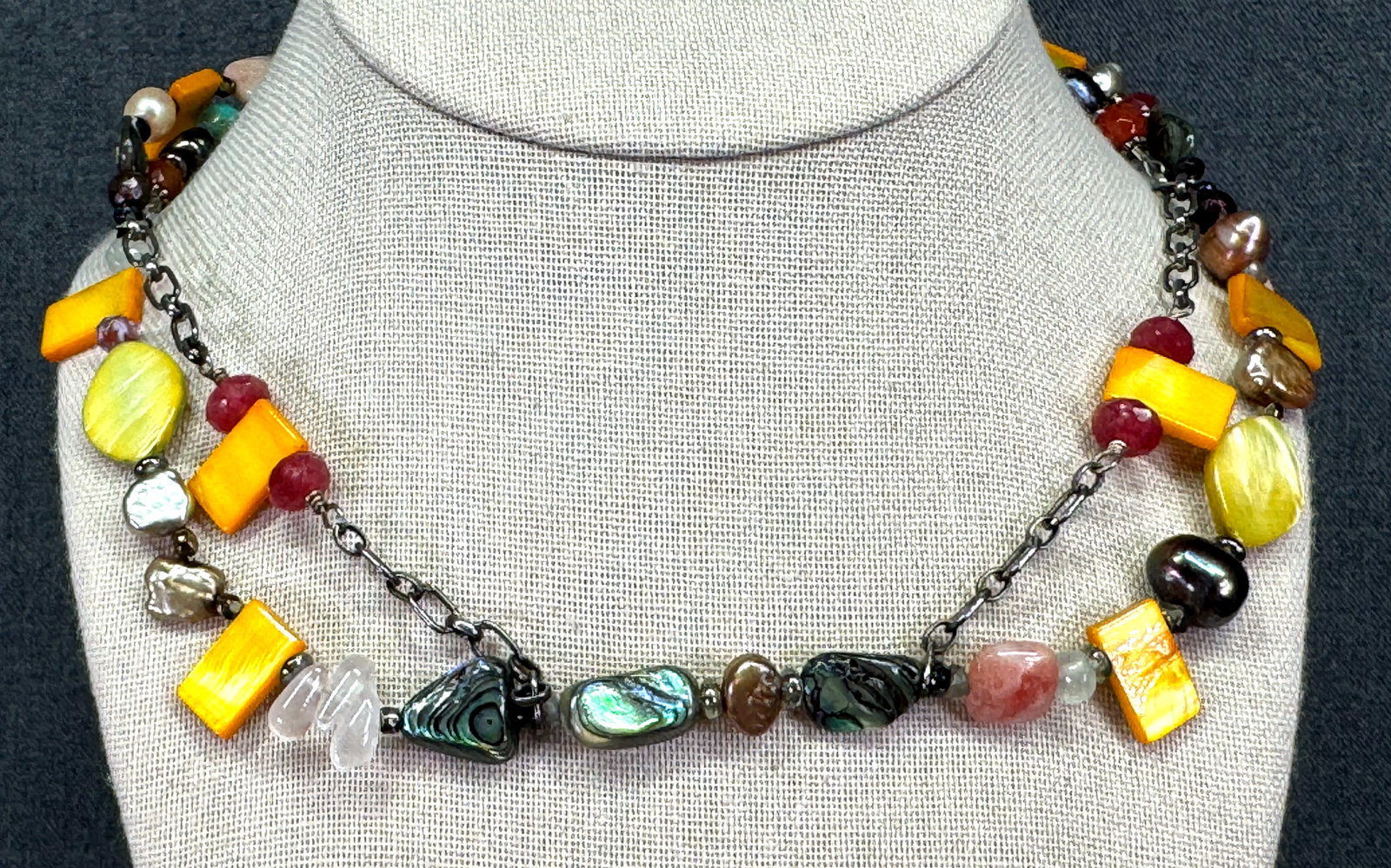 Vintage glass. stones, mop, baroque pearls beads sterling silver wavy necklace. *d: Vintage glass. stones, mop, baroque pearls beads sterling silver wavy necklace. Unmarked. For measures please refer to the pictures taken with a measuring tape. Weight: 44 Grams IN HOUSE FLAT SHIPPING