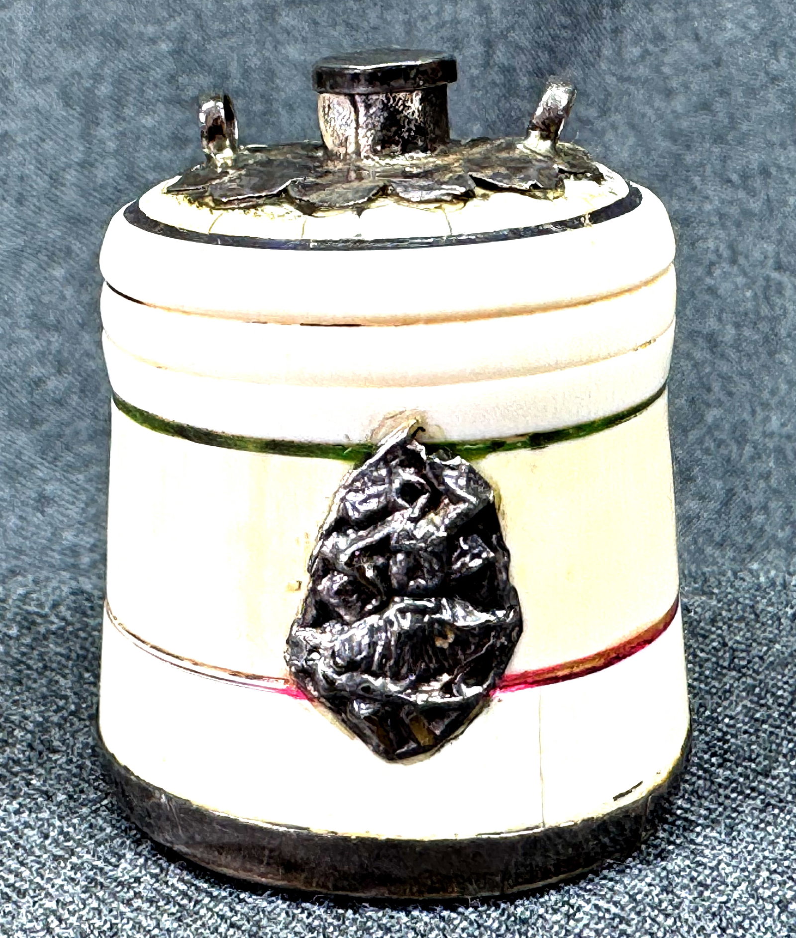 Antique Chinese export snuff box. *d: Antique Chinese export snuff box. Green & red carved and painted bands. Dancer silver applique and a lotus flower with tow rings for hanging on top. Unmarked. For measures please refer to the pictures