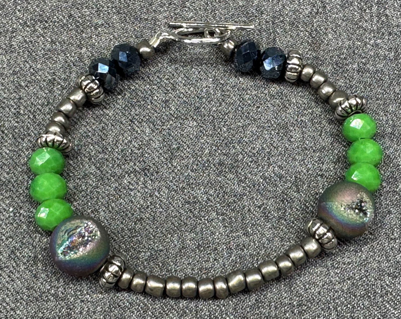 Handcrafted faceted and duzzy glass silver-toned metal beaded bracelet *d: Handcrafted faceted and duzzy glass silver-toned metal beaded bracelet. Unmarked. For measures please refer to the pictures taken with a measuring tape. Weight: 12 Grams. IN HOUSE FLAT SHIPPING & HAND