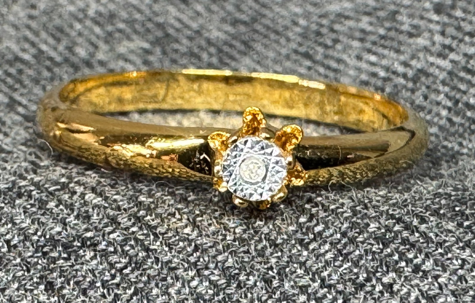 Vintage diamond dust gold-toned flower solitaire ring. *d: Vintage diamond dust gold-toned flower solitaire ring. Unmarked. For measures please refer to the pictures taken with a measuring tape. IN HOUSE FLAT SHIPPING & HANDLING COST WITHIN ALL THE U.S. : $7.