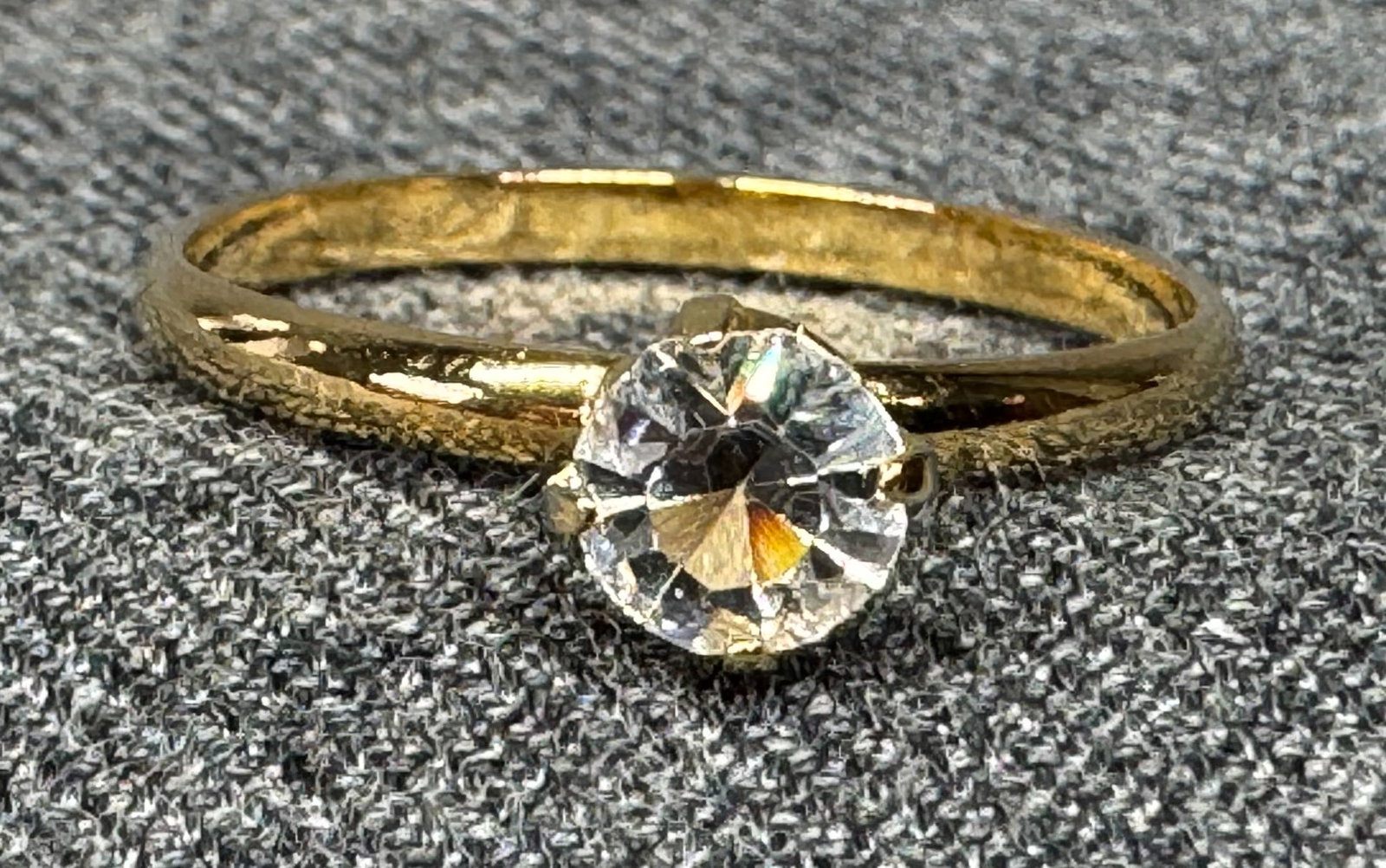 Vintage Uncas CZ gold-toned solitaire ring. *d: Vintage Uncas CZ gold-toned solitaire ring. Marked. For measures please refer to the pictures taken with a measuring tape.Weight: 2.24 Grams IN HOUSE FLAT SHIPPING & HANDLING COST WITHIN ALL THE U.S.